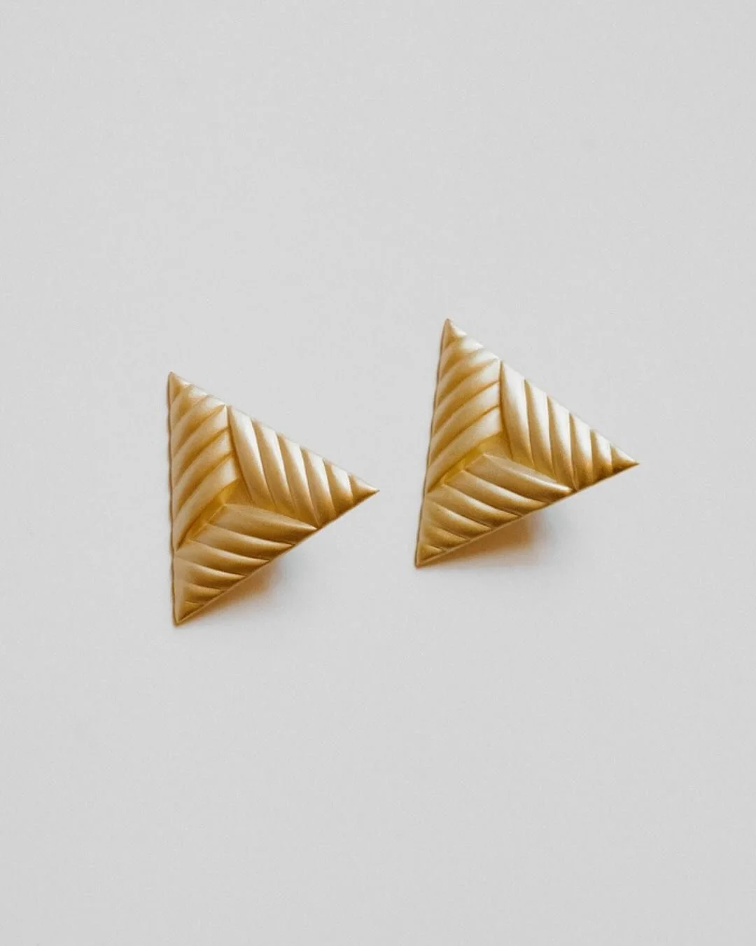 BO N&bull;9 

&Eacute;pure dor&eacute;e, la boucle d&rsquo;oreille comme pi&egrave;ce ma&icirc;tresse. 

Sculpturale, essentielle, elle capte la lumi&egrave;re et signe une silhouette.

&Agrave; d&eacute;couvrir au showroom et en ligne.

#editomode #