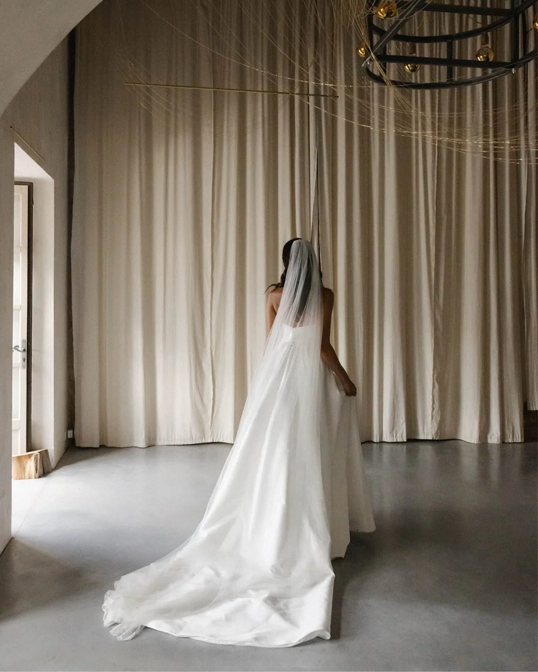 | NAOMI &amp; JAMIE |

Un mariage subtil et raffin&eacute;.
Des mat&eacute;riaux pr&eacute;cieux, des lignes &eacute;pur&eacute;es, une esth&eacute;tique lumineuse.

La saison 2025 est folle, je suis impatiente de vous partager les premi&egrave;res i