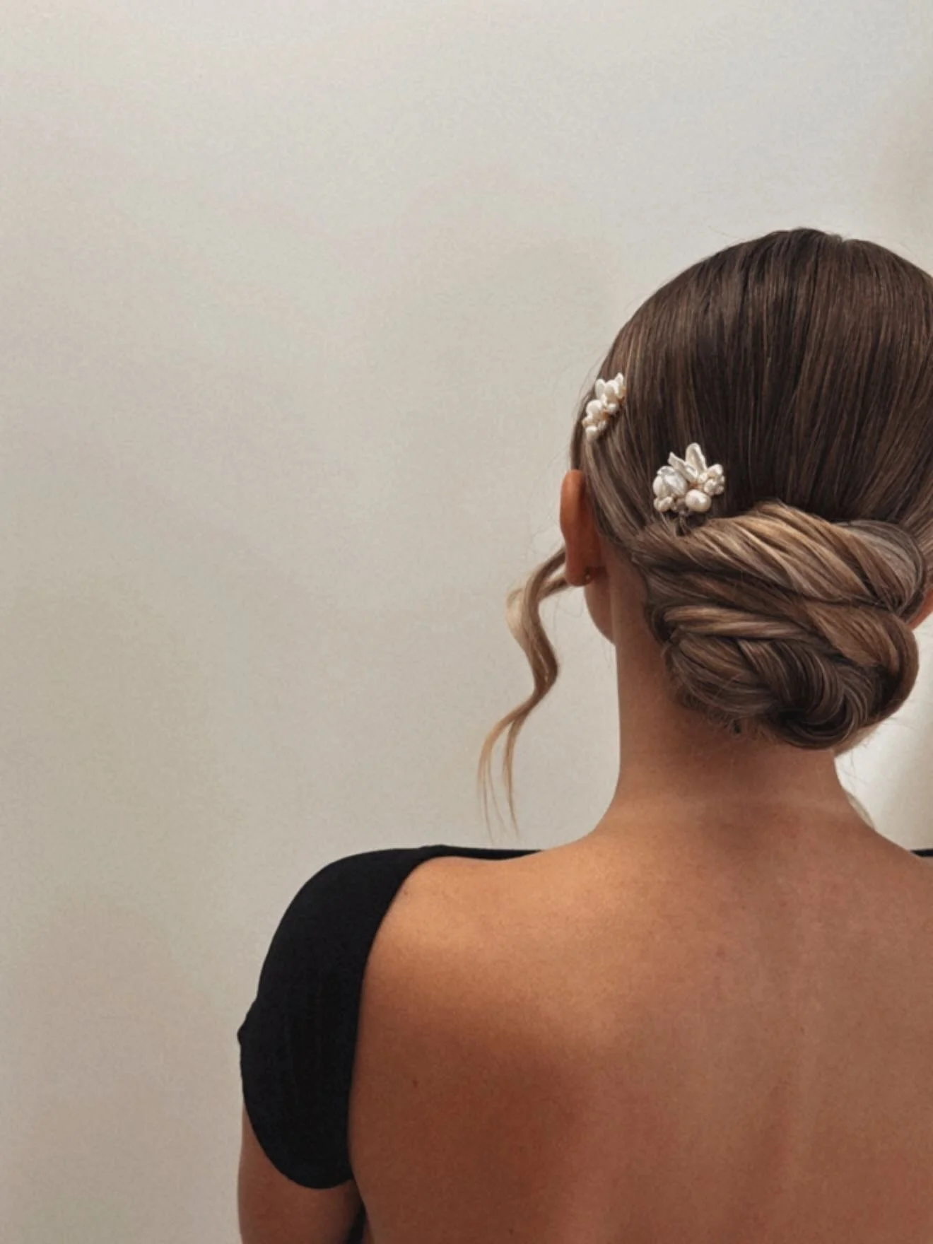 L&rsquo;ESSENTIEL 

Un chignon pr&eacute;cis.
Quelques m&egrave;ches libres.
Un bijou discret.
Sublimer, sans jamais trop en faire.

@schwarzkopfpro.fr 

#sleeklowbun #lowbun #bridalhair #chignonmari&eacute;e #bridalstylist #bridalbeauty #coiffuremar