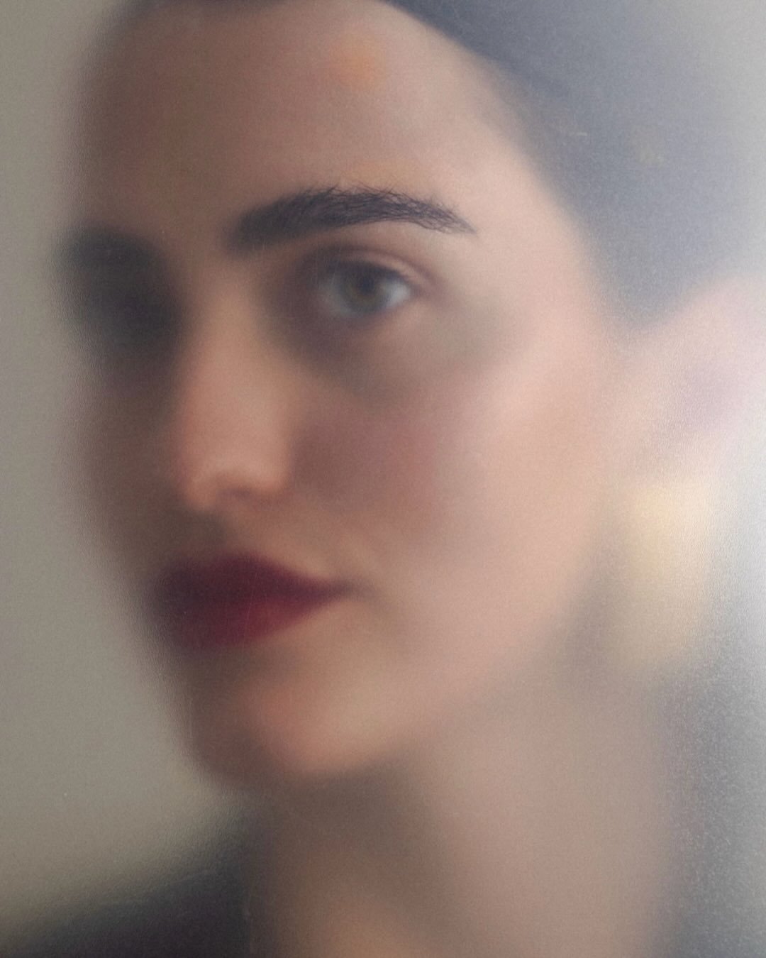 Shooting &eacute;ditorial imagin&eacute; avec @mathildebphotography 
Une collaboration autour de l&rsquo;image et du d&eacute;tail.

Coiffure, maquillage et bijoux se r&eacute;pondent dans une esth&eacute;tique &eacute;pur&eacute;e, moderne et assum&