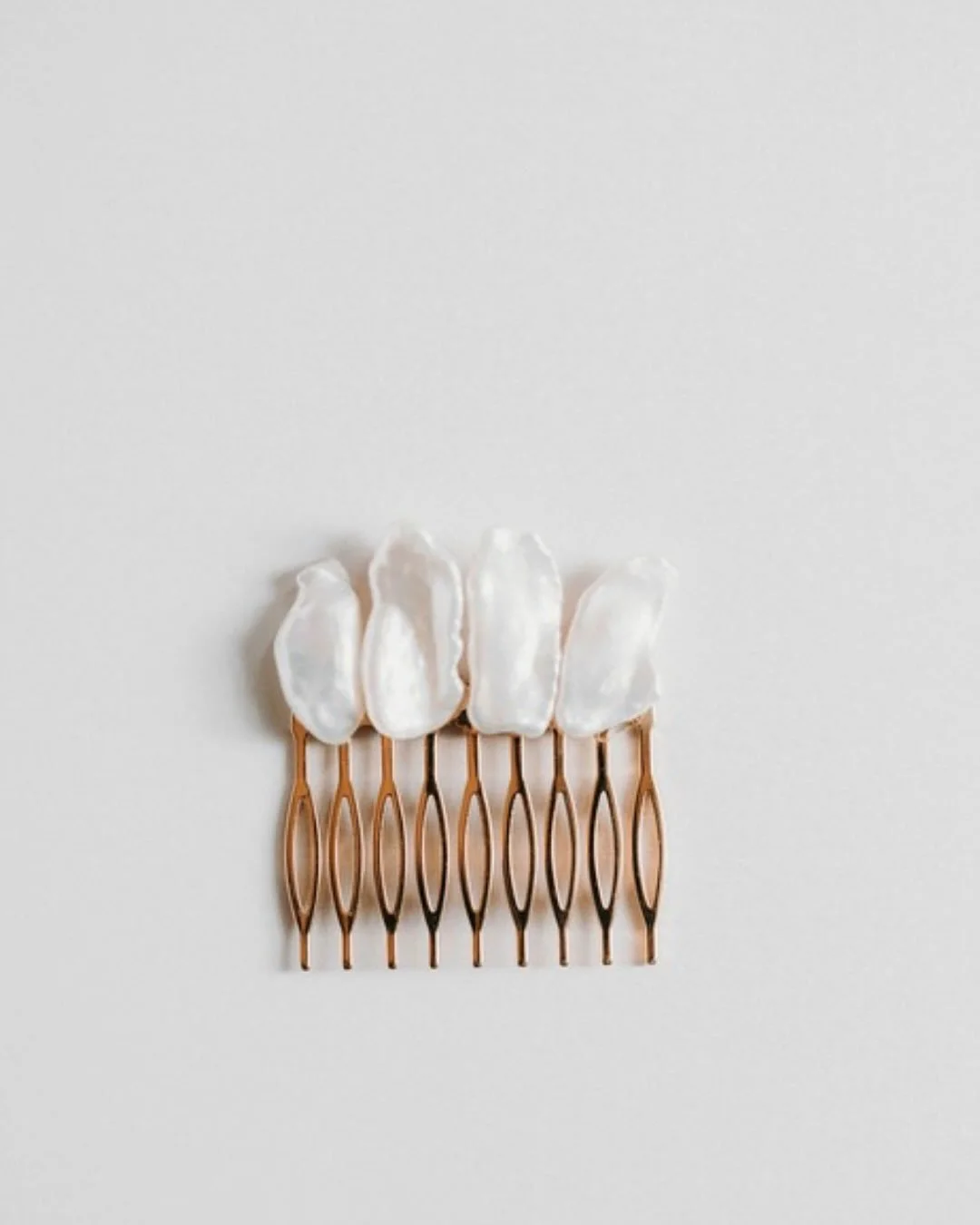 PEIGNE NOUR 

Sublimez votre coiffure de mariage avec le Peigne Nour, une pi&egrave;ce d&eacute;licate alliant modernit&eacute; et raffinement. Compos&eacute; de perles d&rsquo;eau douce aux formes organiques mont&eacute;es sur une structure dor&eacu