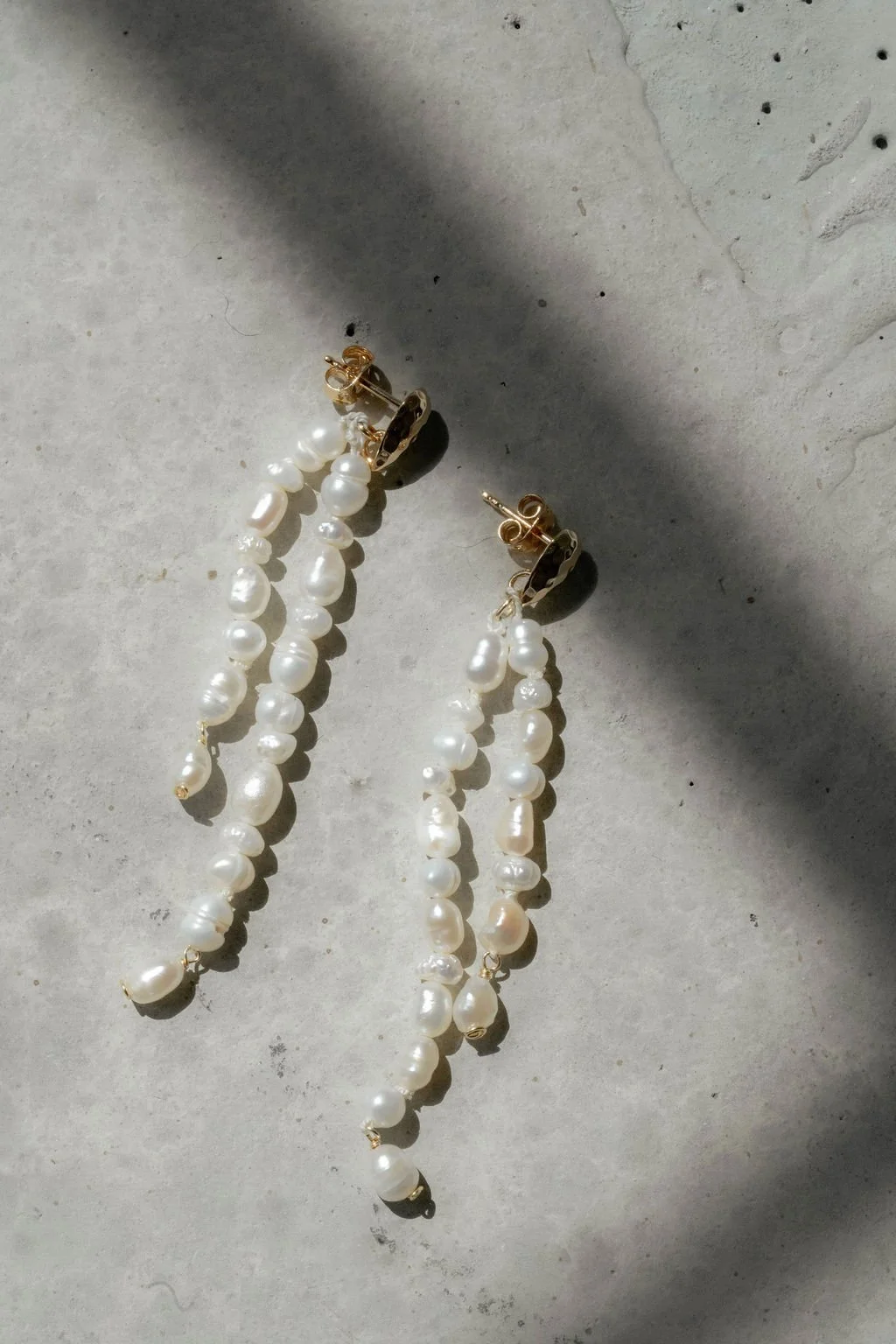 sarah-fekir-pearl-earrings.jpg