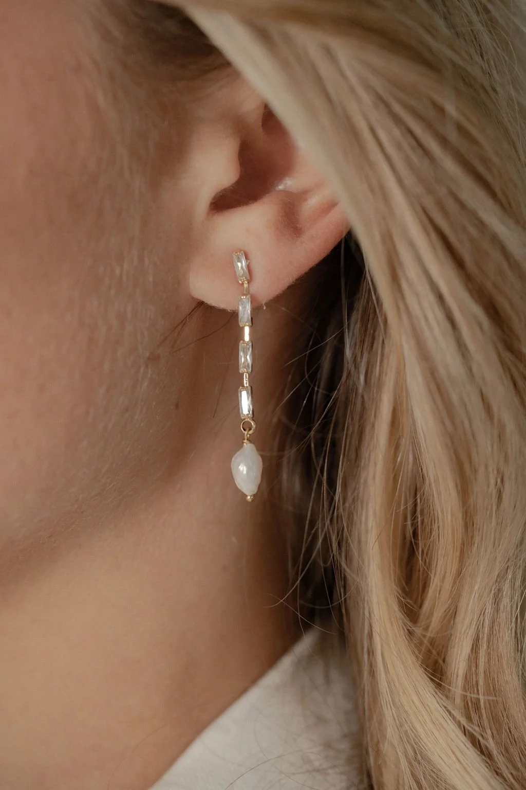 Boucles d’oreilles mariée pendantes cristaux et perle – Aura