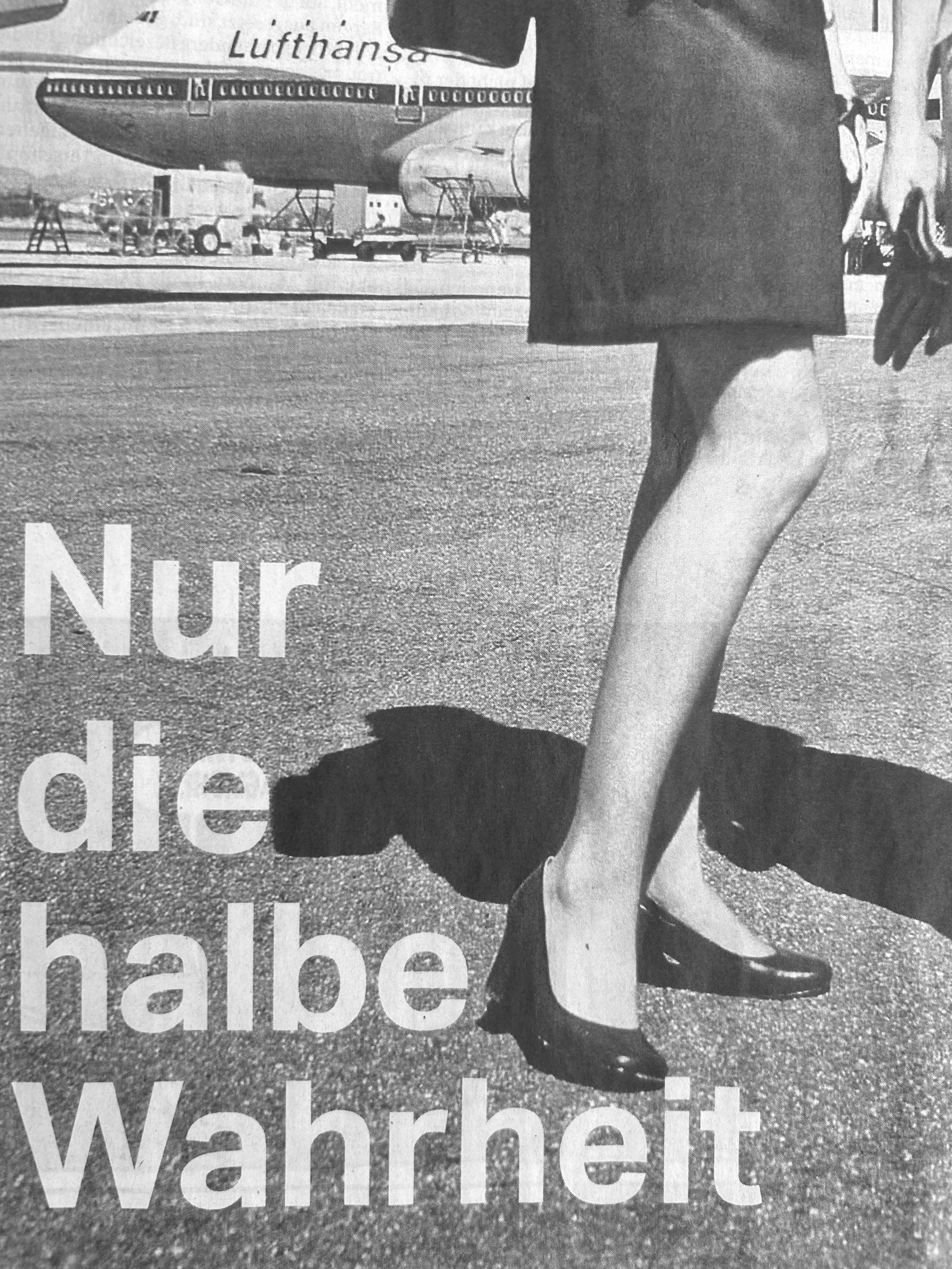 Schwarzes Foto zeigt einen Flugzeug- oder Flughafenbereich mit einem Flugzeug an der Gate, im Vordergrund eine Person in formeller Kleidung, nur die Beine sichtbar, und teilweise eine Textseite mit deutschen Worten wie 'Wahrheit'.