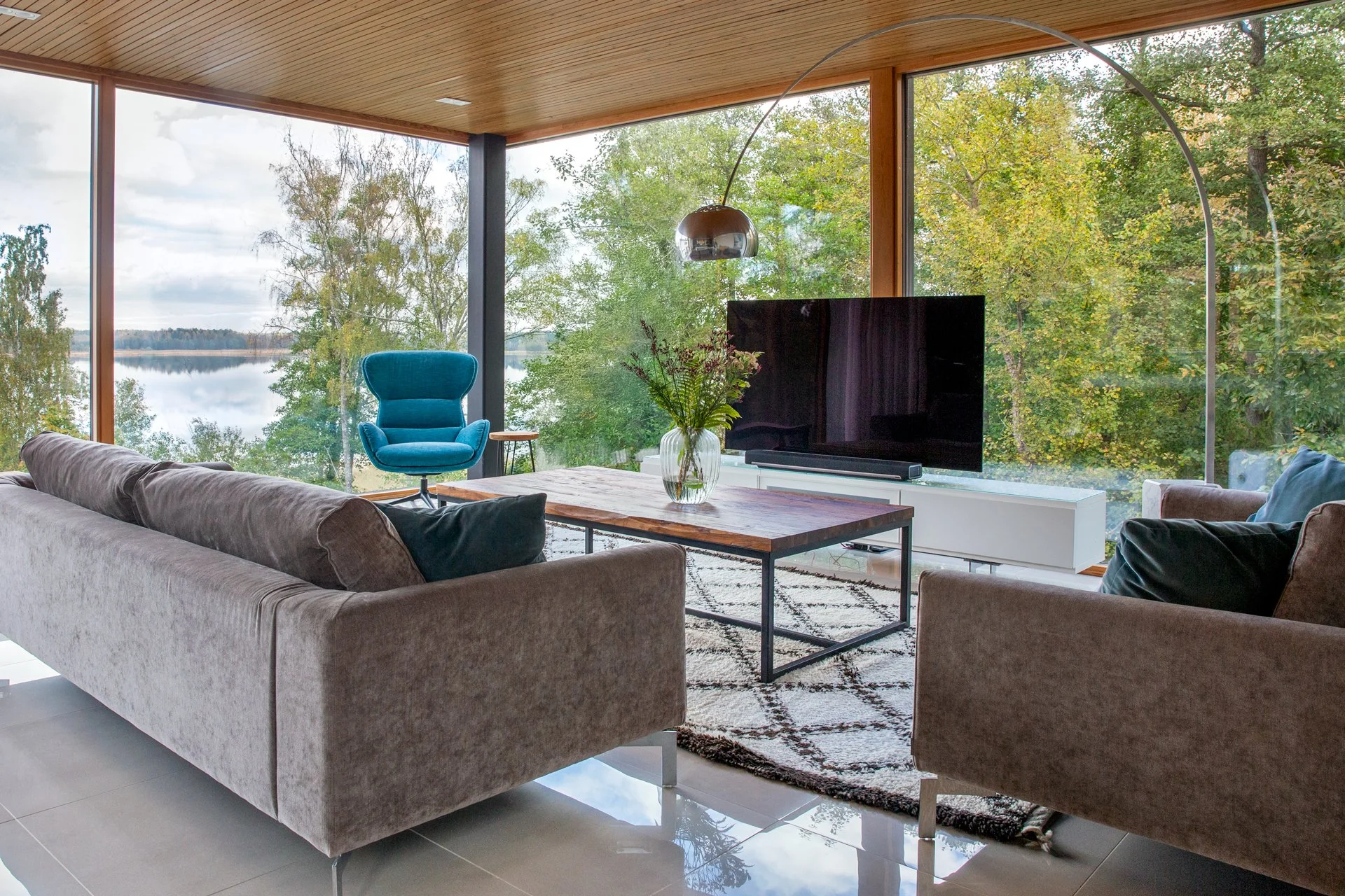 A Modern Home by the Sea