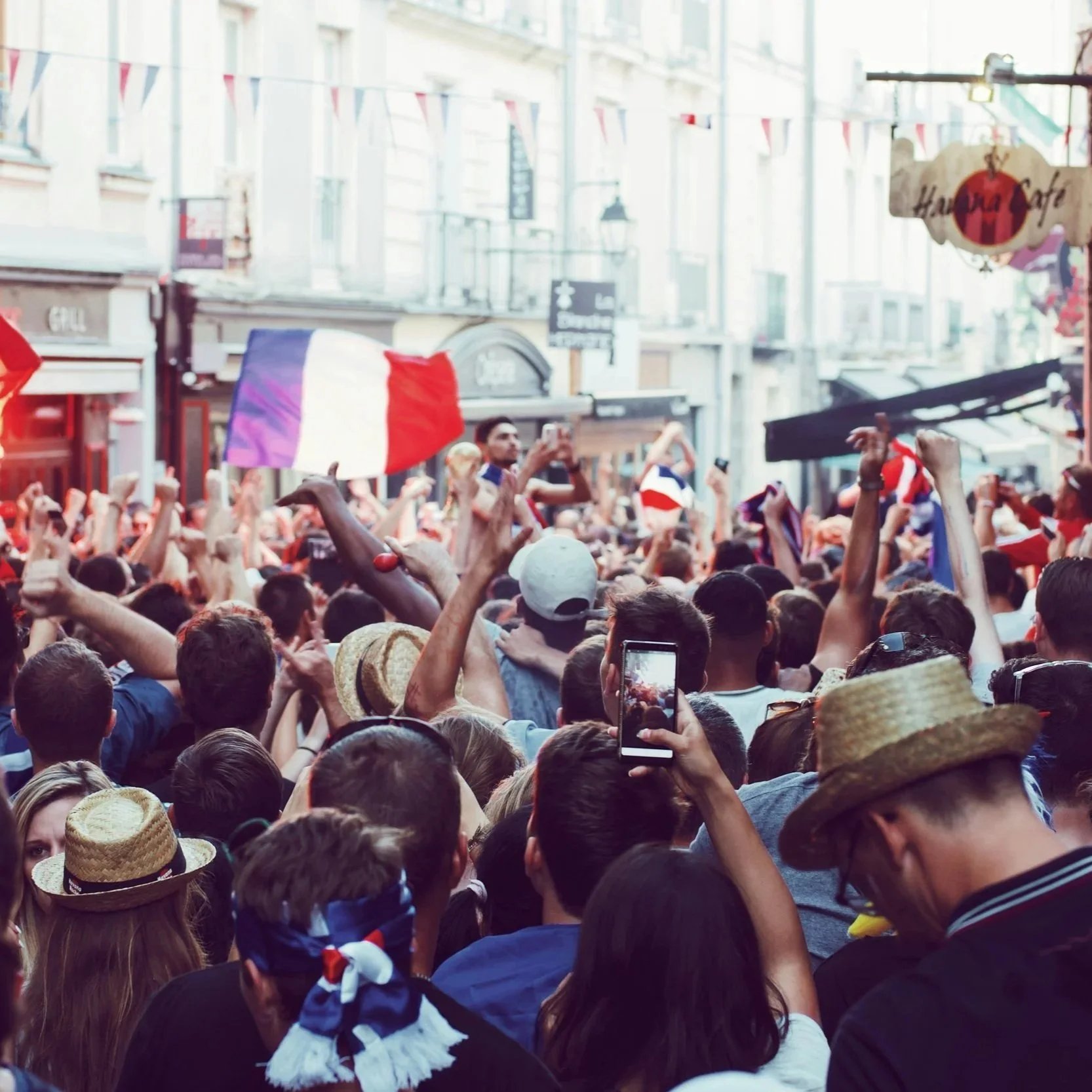 Au-delà du terrain, que représente vraiment être Français ?