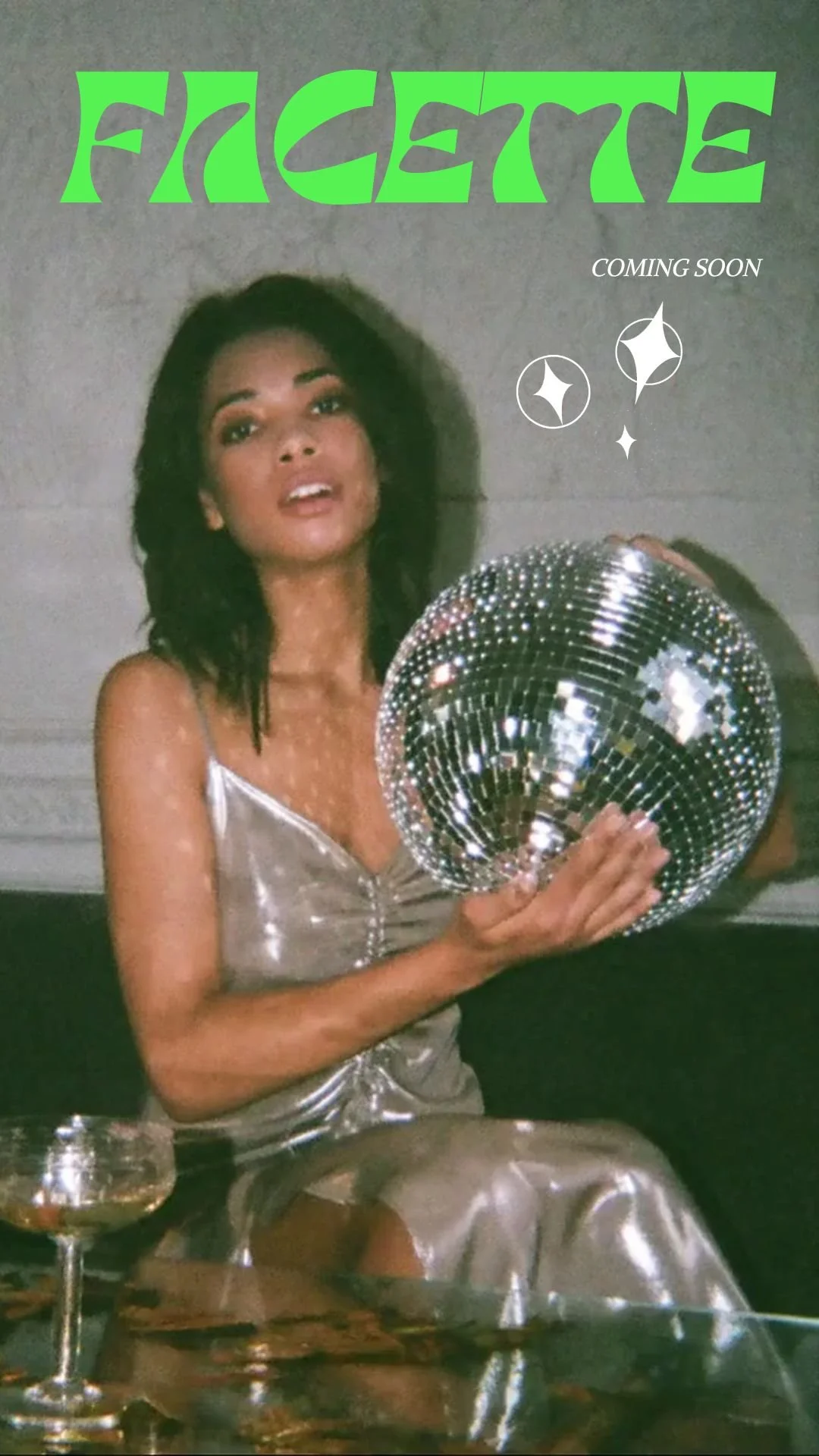 Une femme élégante tenant une boule disco brillante dans un environnement de fête ou de soirée