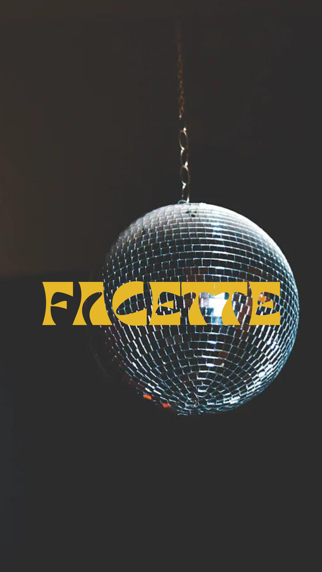 Une boule de discothèque suspendue au plafond avec le mot "FESTE" en lettres jaunes par-dessus.