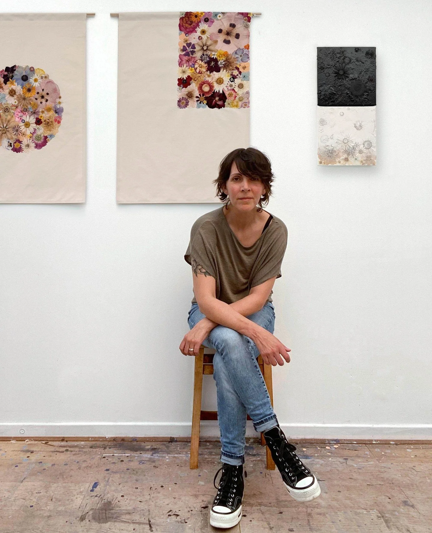 For those that don't me - hello!⁠
I'm Lorna, an artist from Oban in the north-west of Scotland.⁠
⁠
I'm interested in nature versus synthetic perfection, using natural materials and pressed flowers to create structured, grid-like artworks that explore