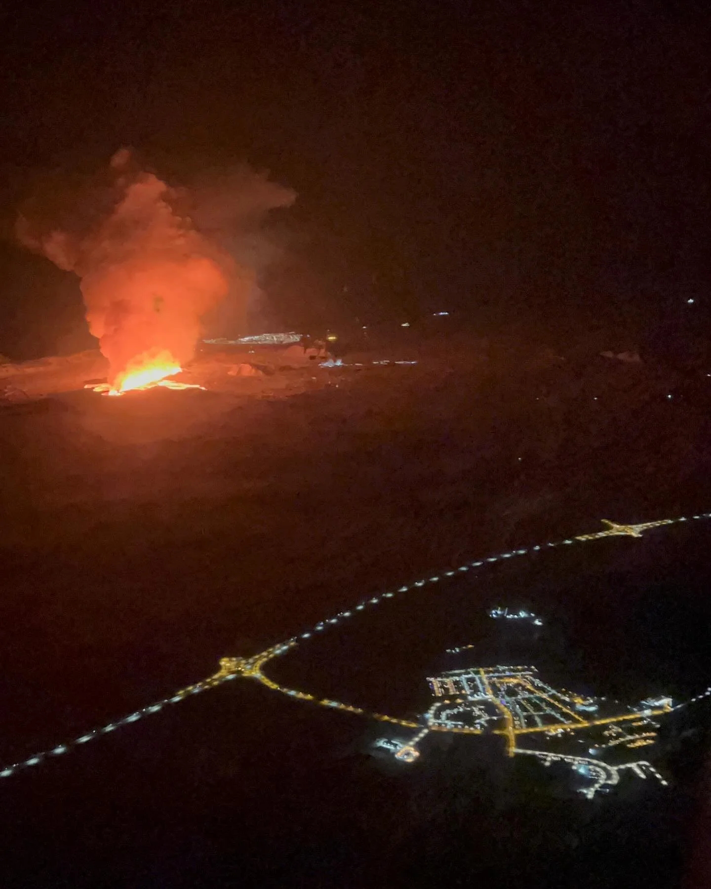 m&ouml;gulega sturla&eth;asta mynd sem &eacute;g hef teki&eth;, n&aacute;tt&uacute;ran minnir svo sannarlega &aacute; sig 🌋 hugur minn er &aelig;vinlega hj&aacute; Grindv&iacute;kingum og &thorn;eirra sem hafa &thorn;urft a&eth; fl&yacute;ja heimili