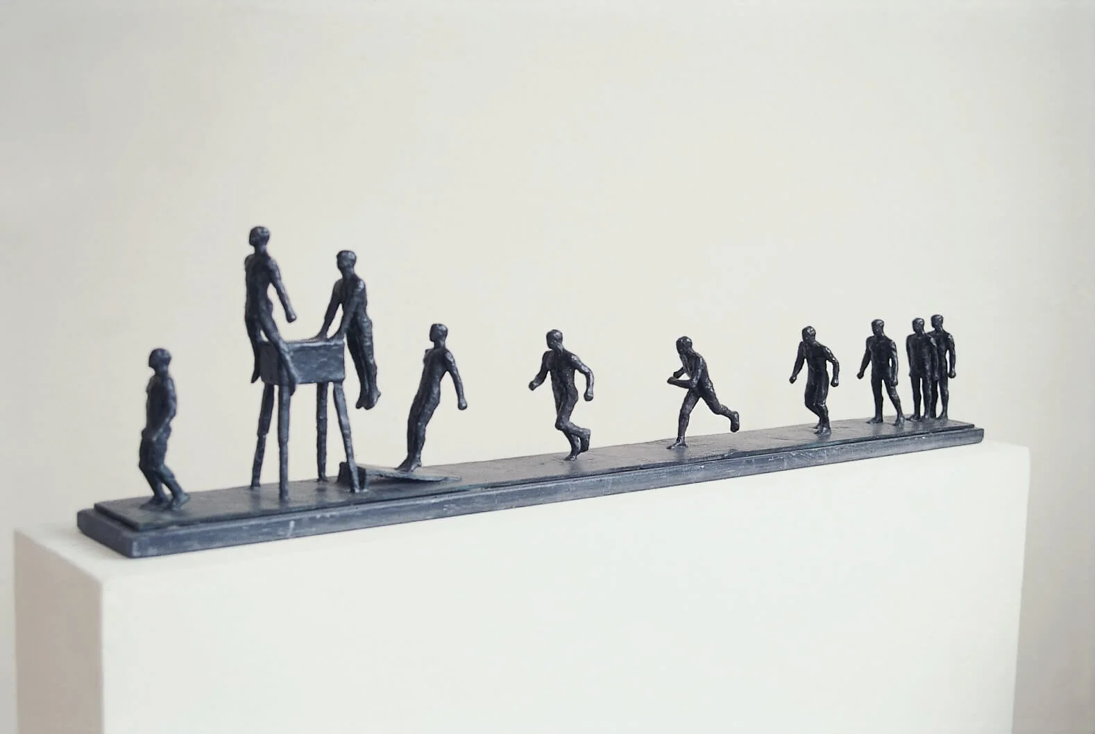 Bukspring 1981 bronze og skifer 26 x 110 x 12 cm