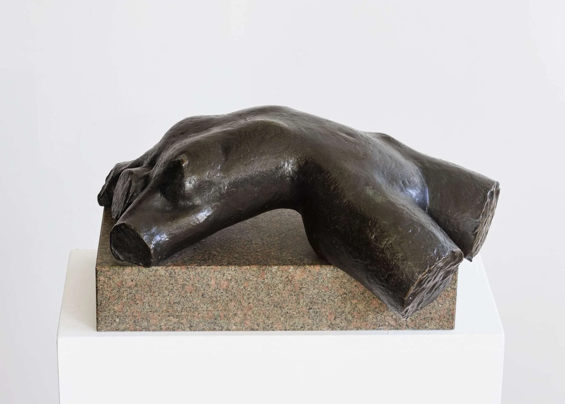 Liggende torso 1989 bronze på granit 22 x 41 x 27 cm foto Kirstine Mengel