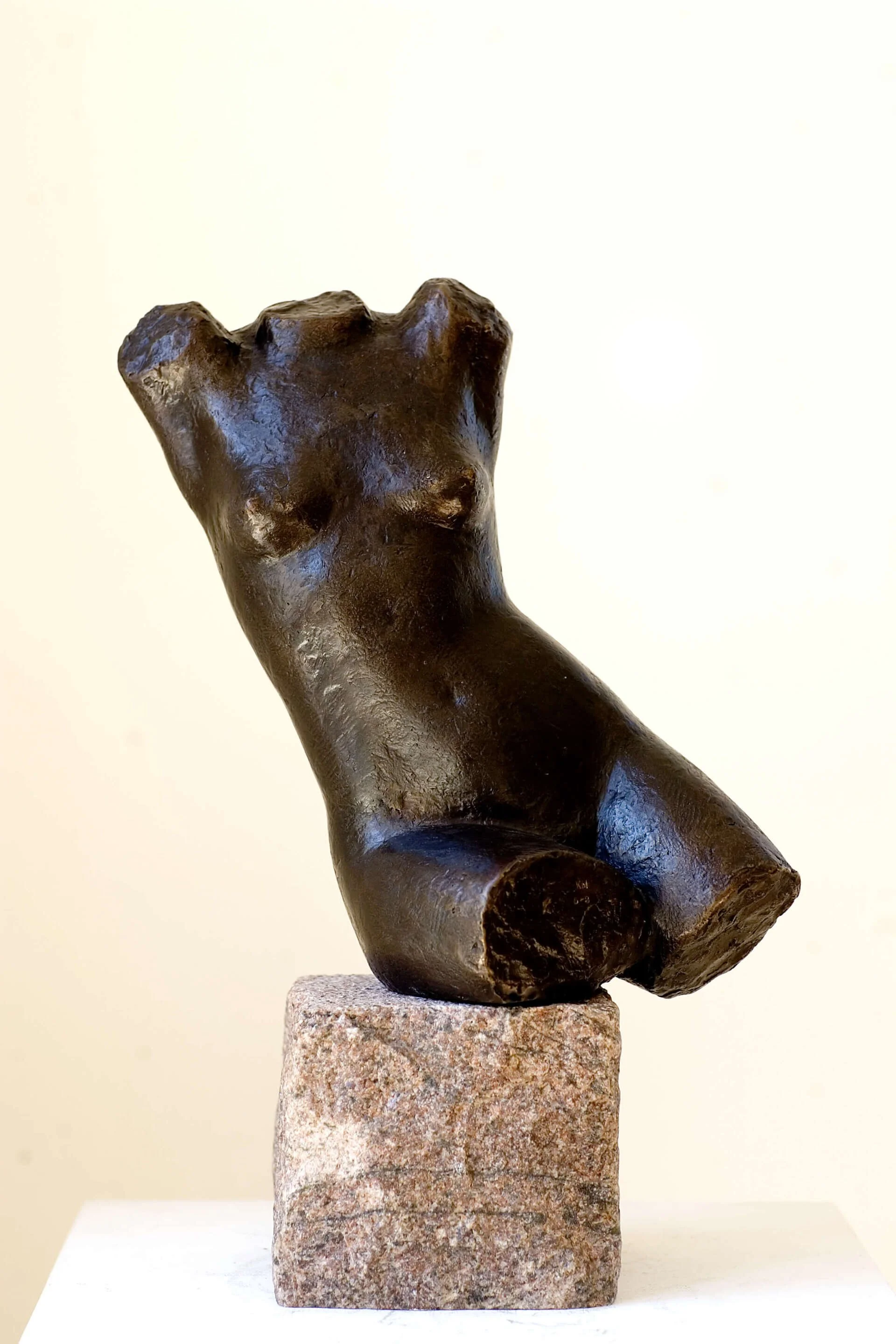 Siddende torso 1996 bronze på granit 53 x 25 x 20 cm foto Lars Skaaning