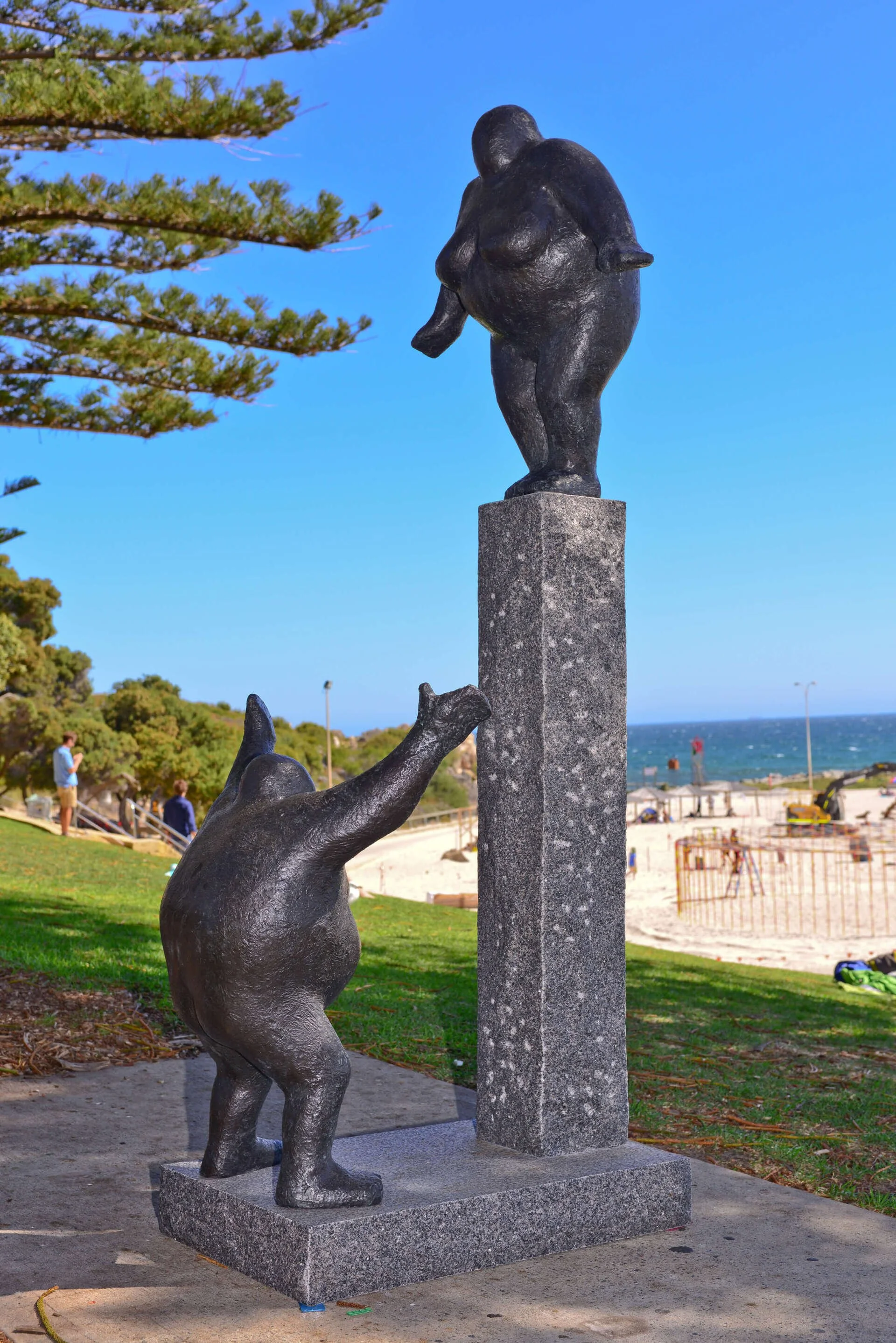Grib mig 2014 bronze og granit 200 x 75 x 50 1 ex opstillet i Frankston v Melbourne- Australien foto Clyde Yee