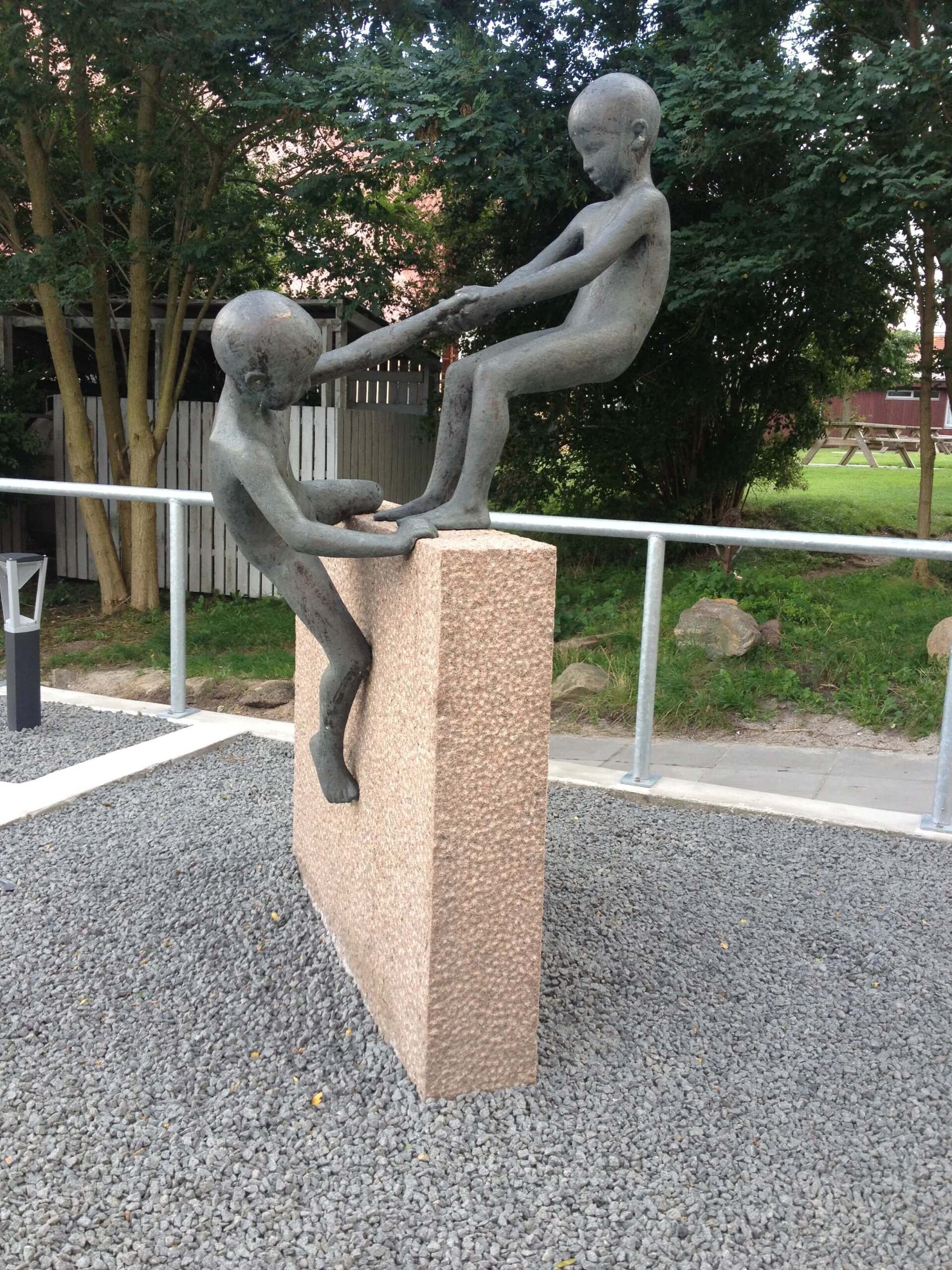Drenge Rågelund Efterskole 1983 bronze og granit eget foto