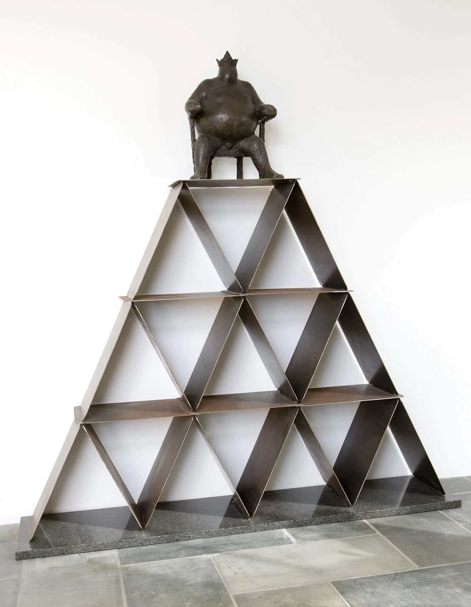 Korthuset 1995 bronze- cortenstål og granit 175 x 165 x 35 cm foto Lars Skaaning