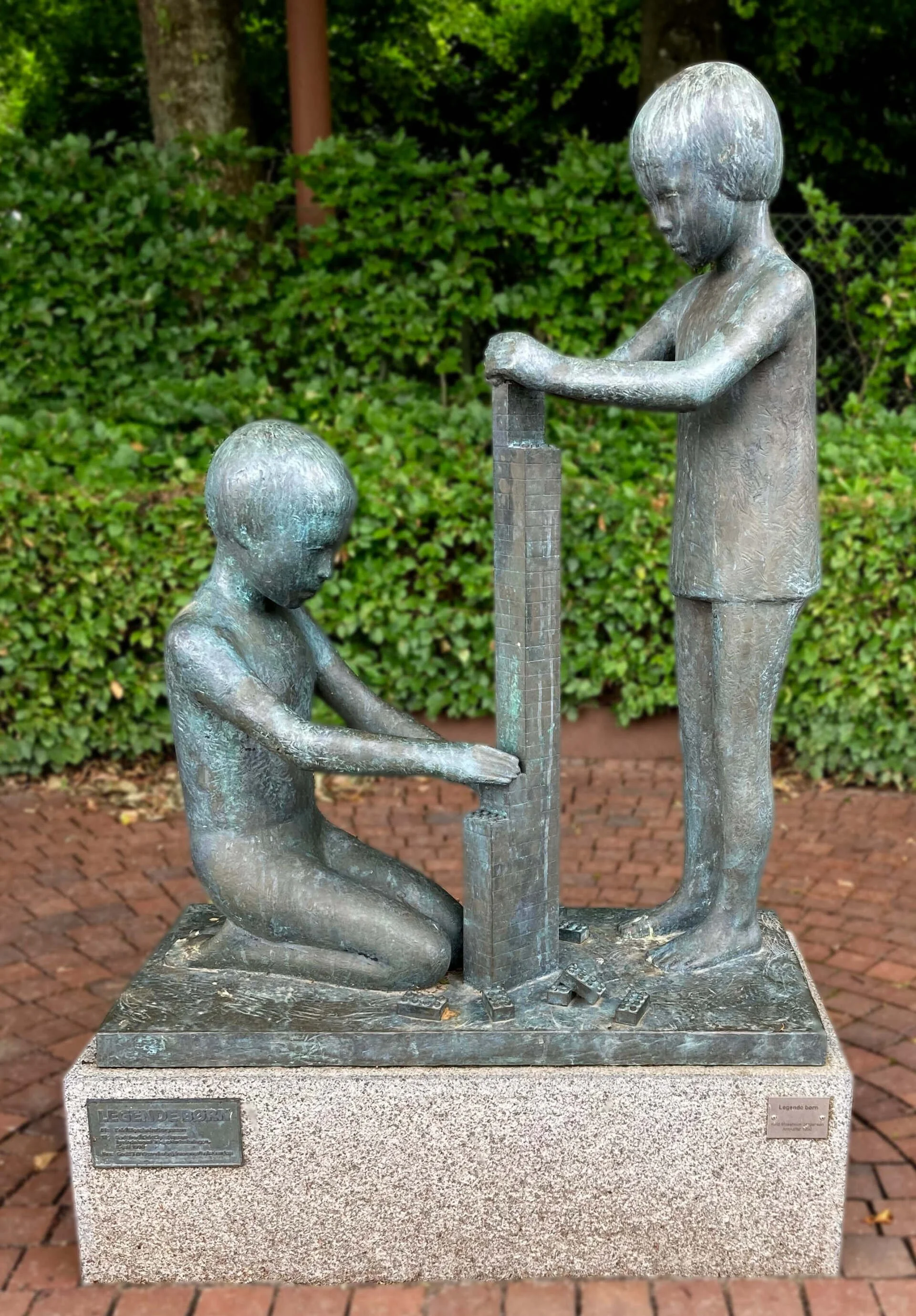 Legende børn 1990 bronze på granit Opstillet i Billund bymidte eget foto