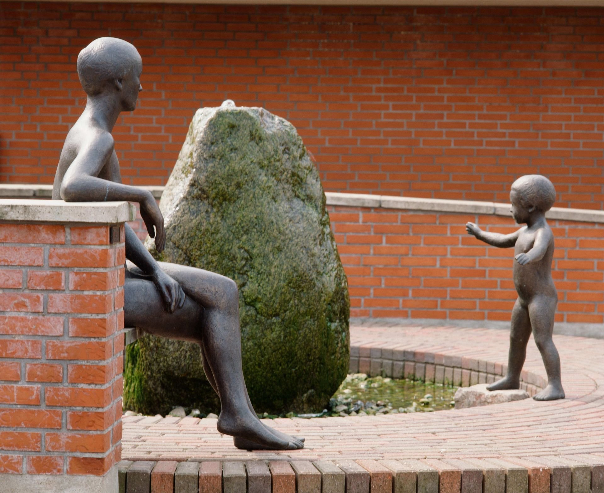 Skulpturgruppe med vand 1988 bronze og granit tidl. Nr. Broby Rådhus