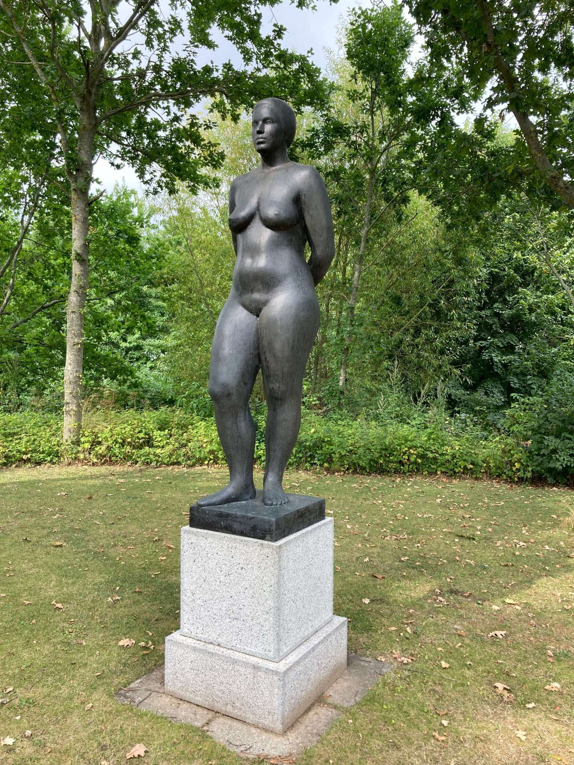 Stående kvinde 1989 bronze på granit 276 x 62 x 62 cm opstillet Skt. Mikkels Kirke- Slagelse og TV2 Odense i 1996 eget foto