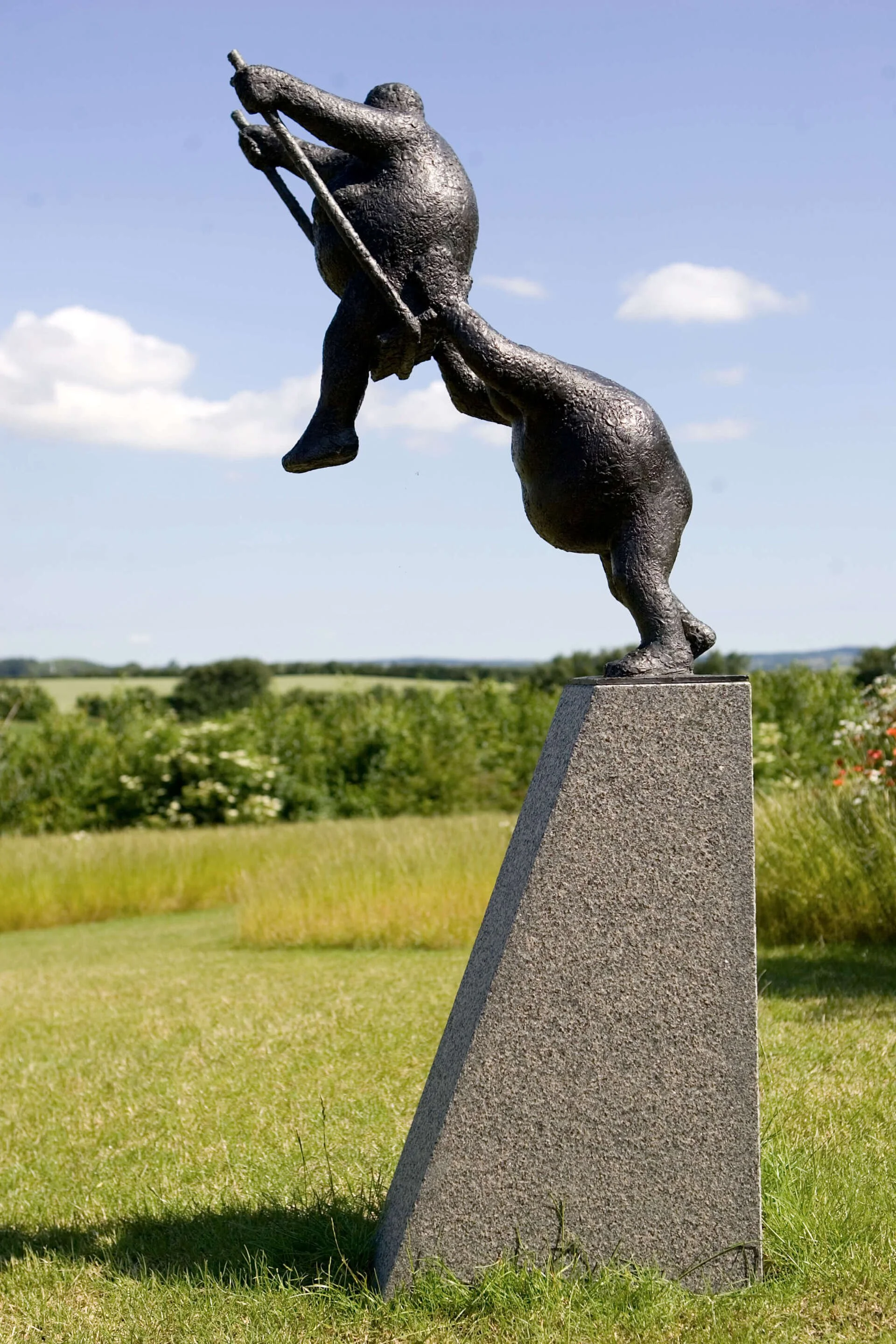 Gyngemotiv 2005 bronze og granit 160 x 65 x 30 cm foto Lars Skaaning