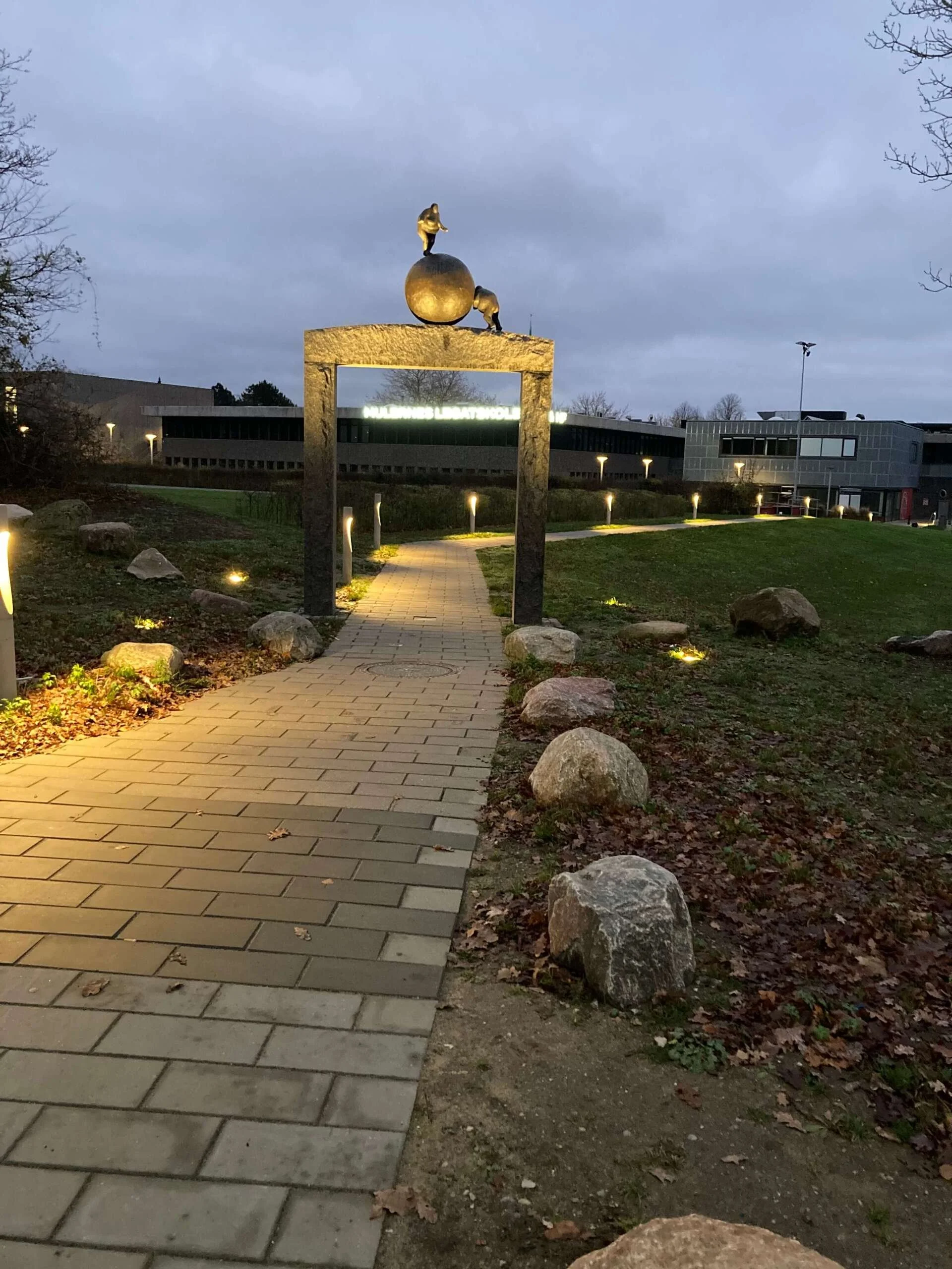 Balance 2020 bronze og granit Mulernes Gymnasium Odense eget foto