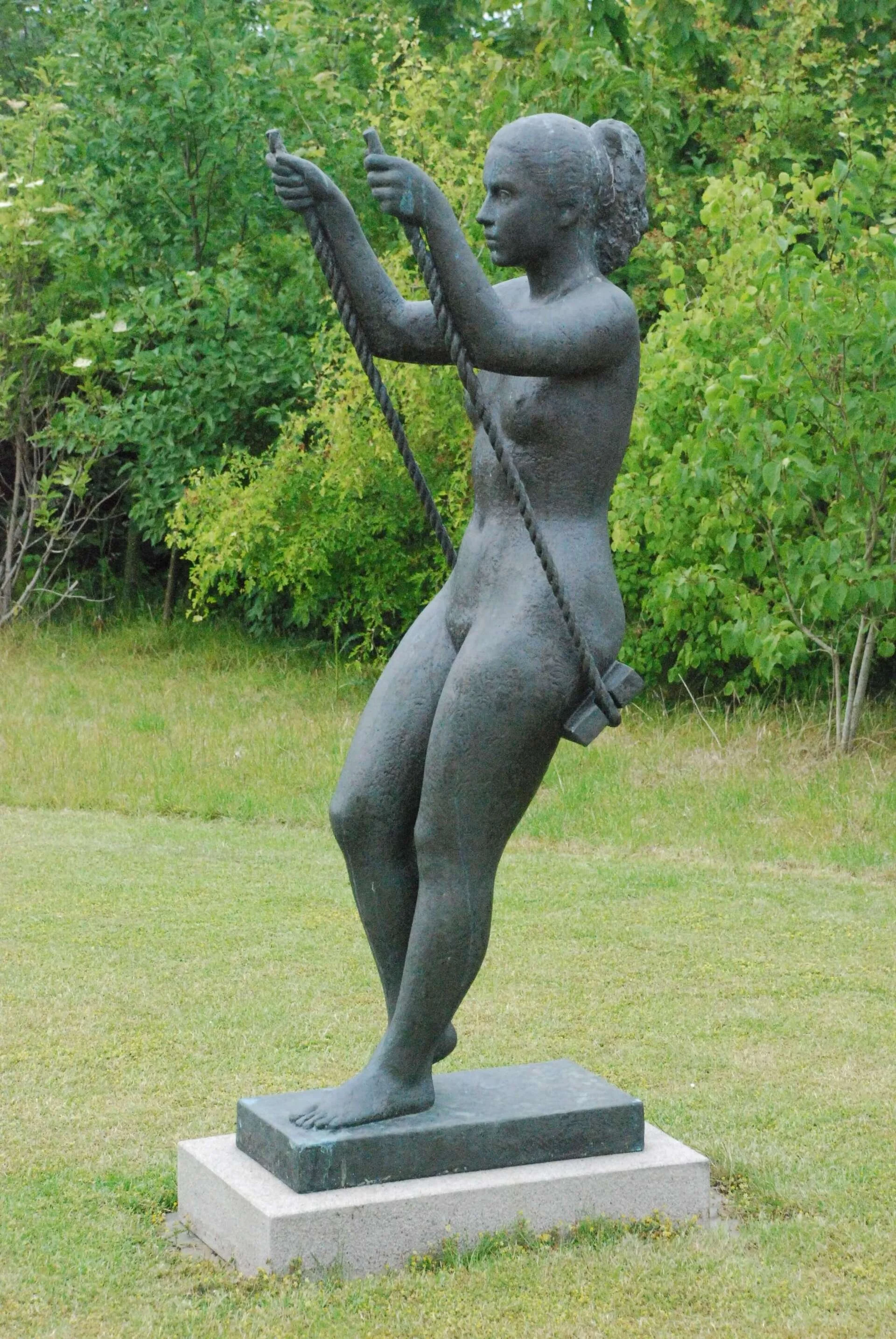 Kvinde ved gynge 1992 bronze på granit 165 x 60 x 48 cm eget foto