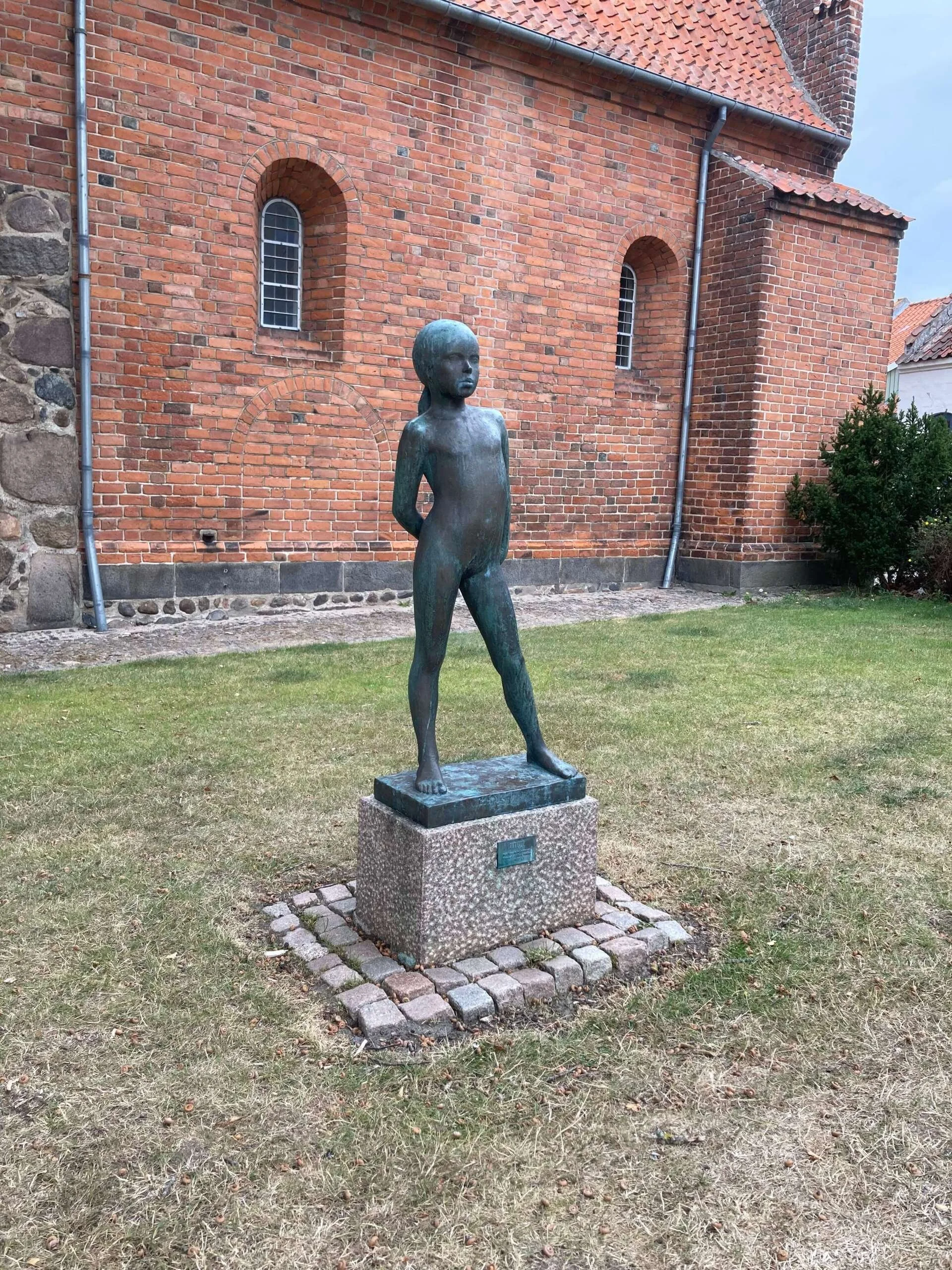 Stående figur 1980 bronze på granit opstillet ved Rudkøbing kirke eget foto