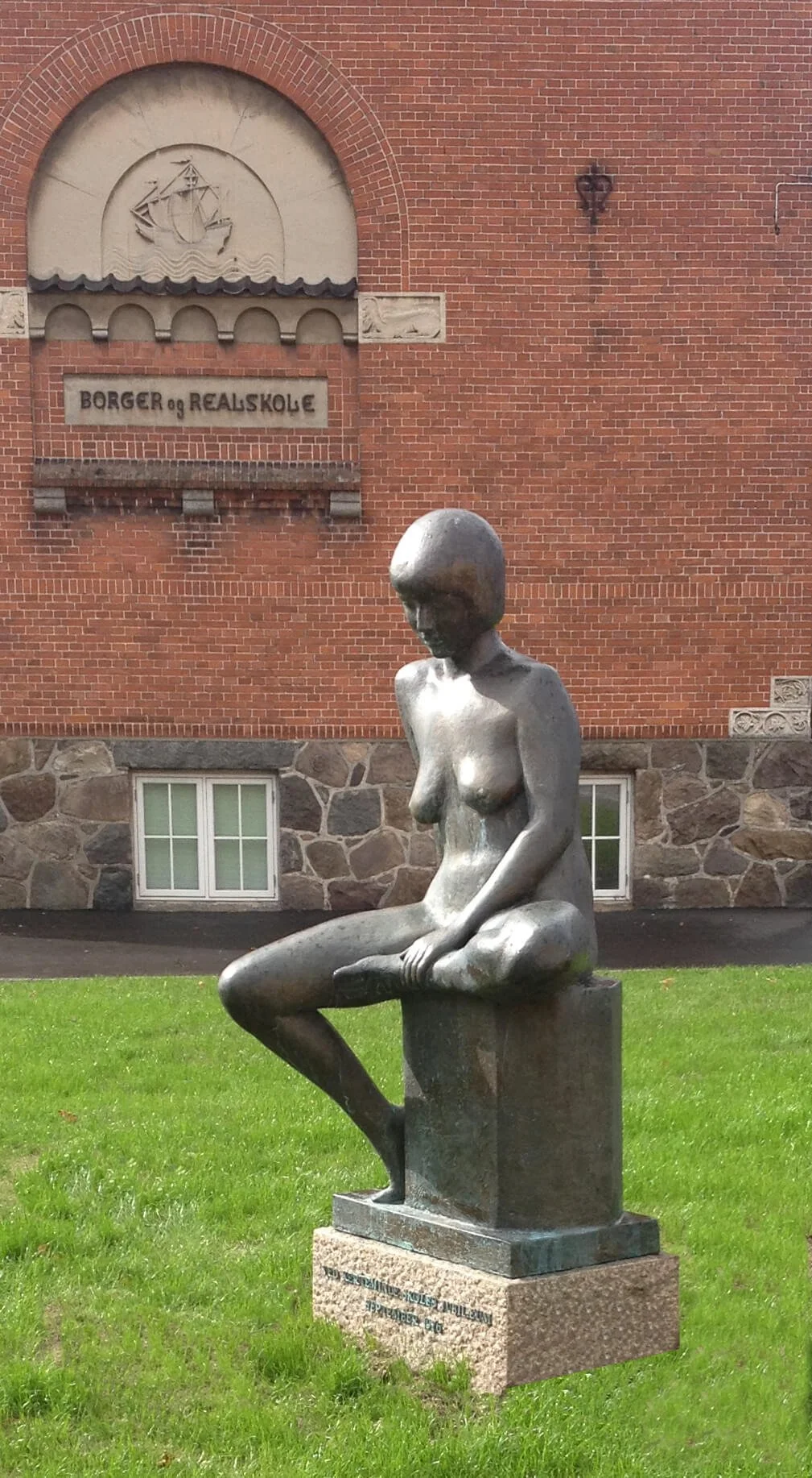 Siddende figur Kerteminde Skole 1976 bronze på granit eget foto