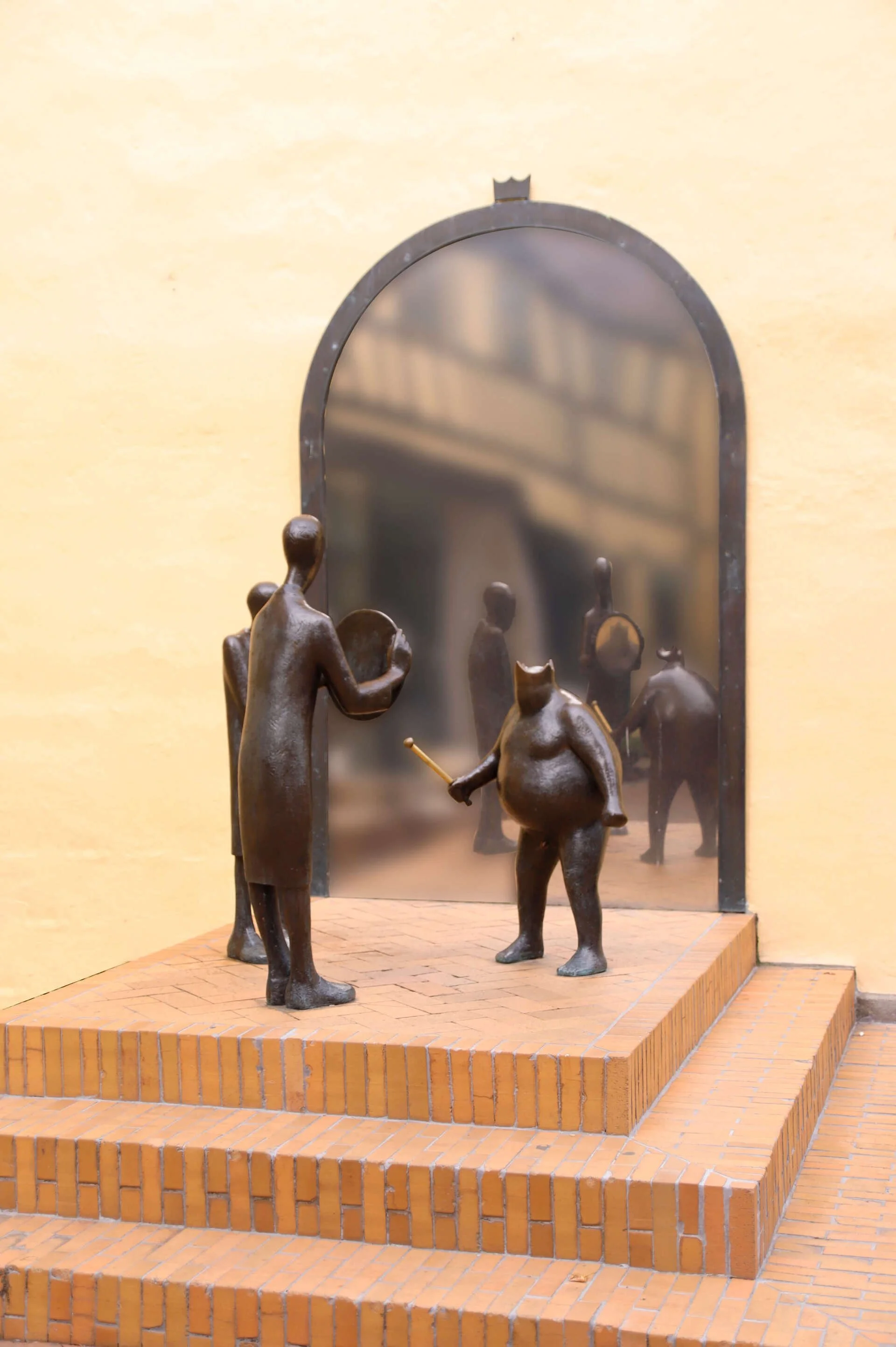 Kejserens nye klæder 1988 bronze- tegl og rustfrit stål Brandts klædefabrik foto Evan Frederiksen