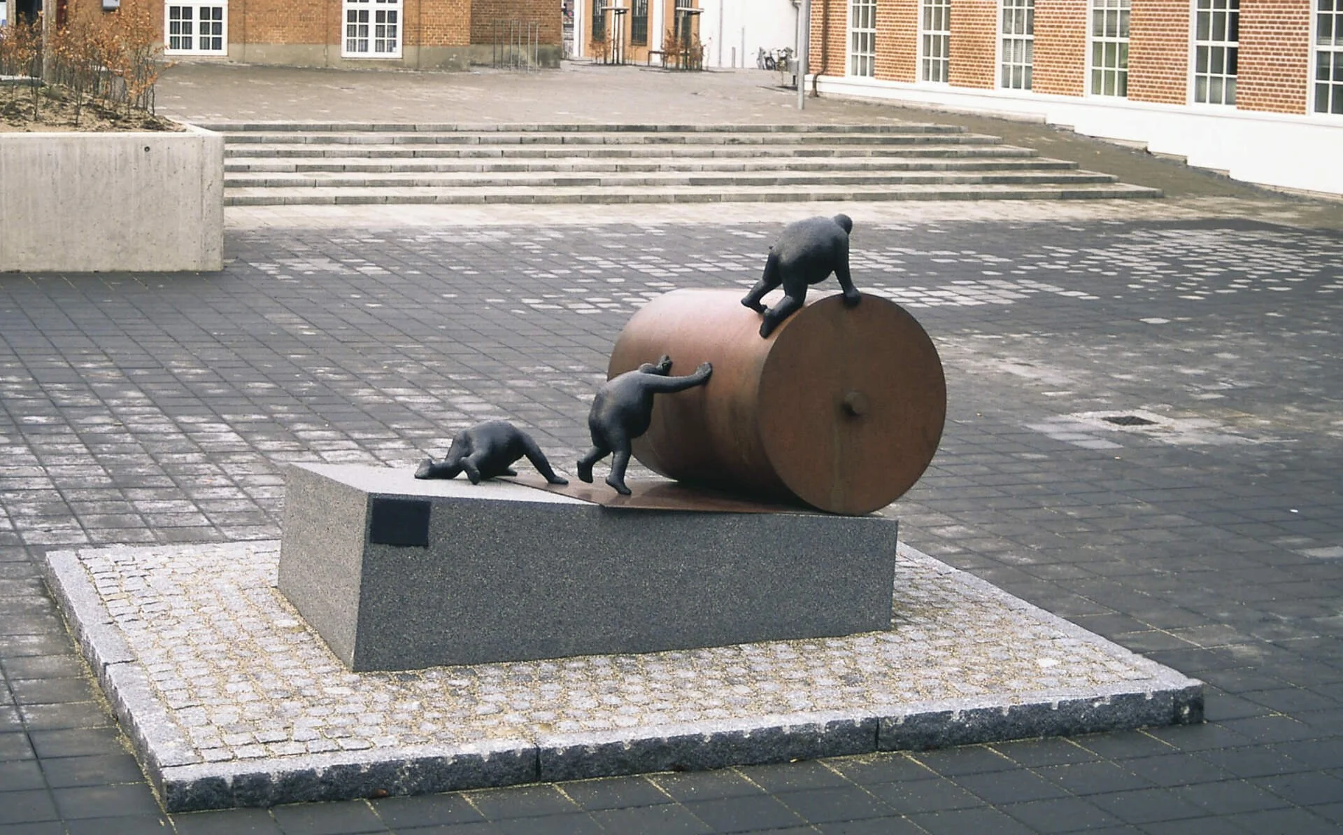 Papirarbejdernes Skulptur 2003 bronze- kobber og granit opstillet tidligere Silkeborg Papirfabrik eget foto