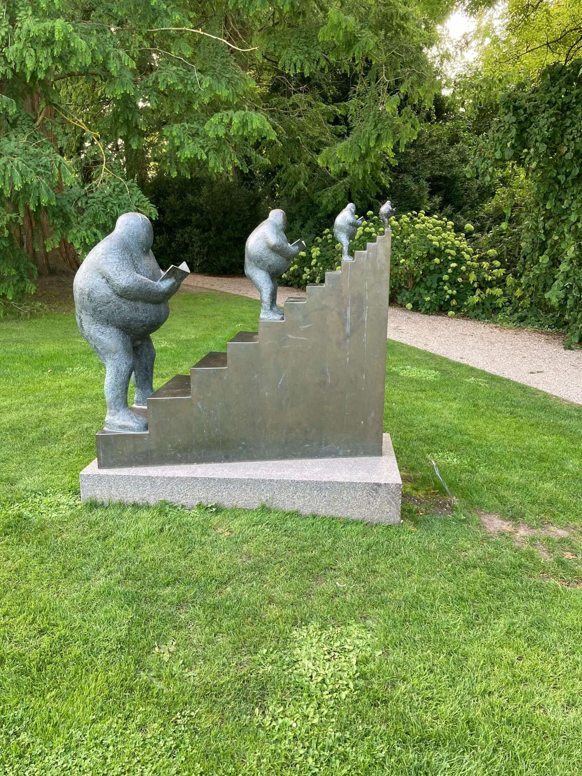 På trappe med bøger 1995 bronze- kobber og granit 140 x 145 x 70 cm eget foto