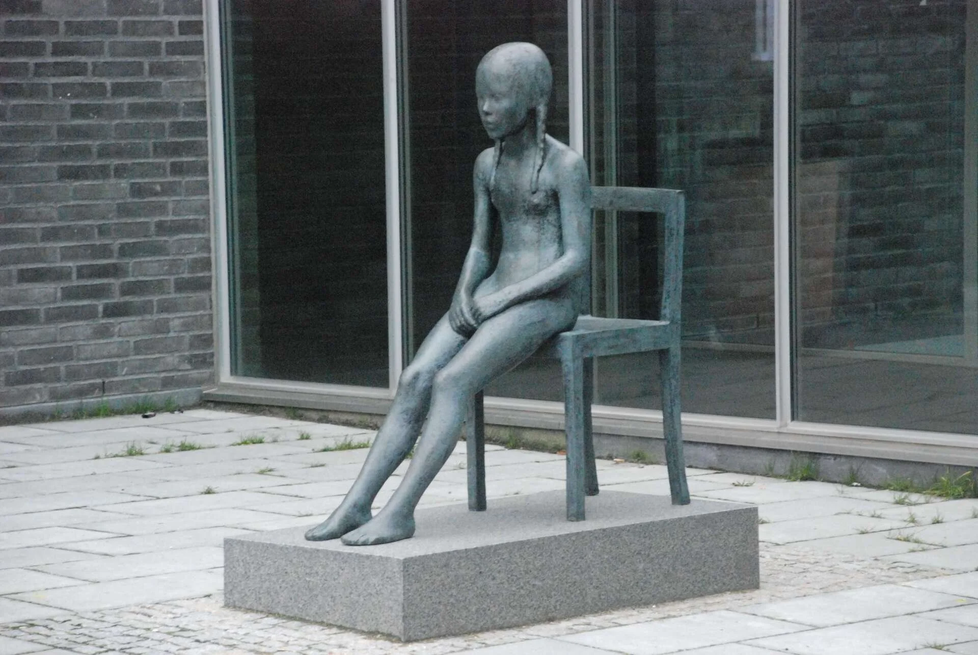 Pige på stol 1981 bronze på granit 120 x 107 x 43 cm eget foto