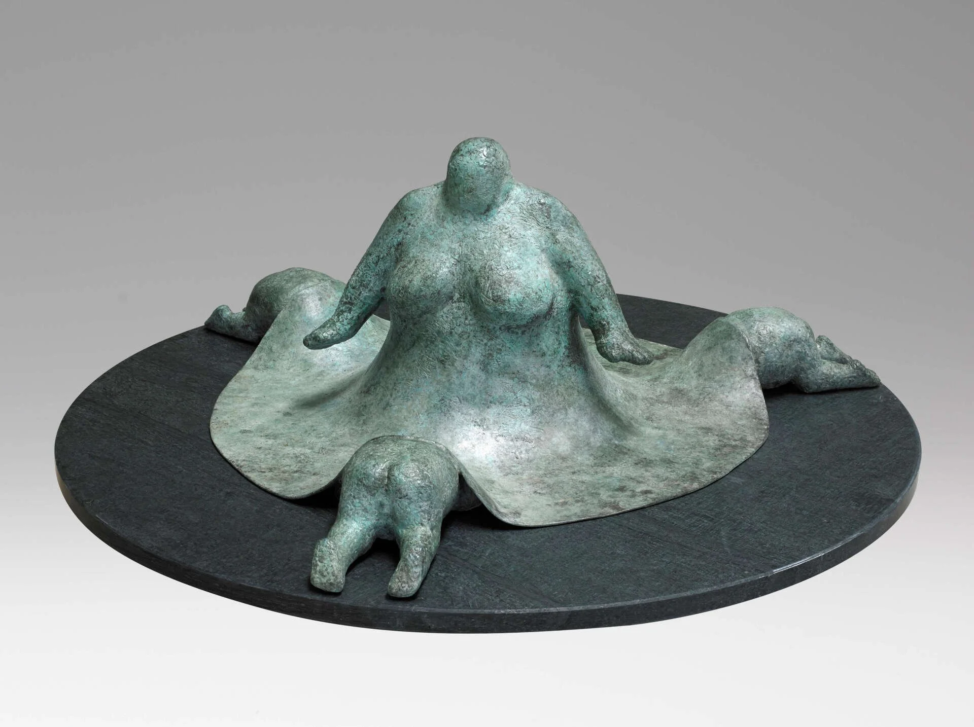 Parafrase over Bliktrommen af Günter Grass 2017 bronze og granit 55 x 165 x 165 cm foto Evan Frederiksen