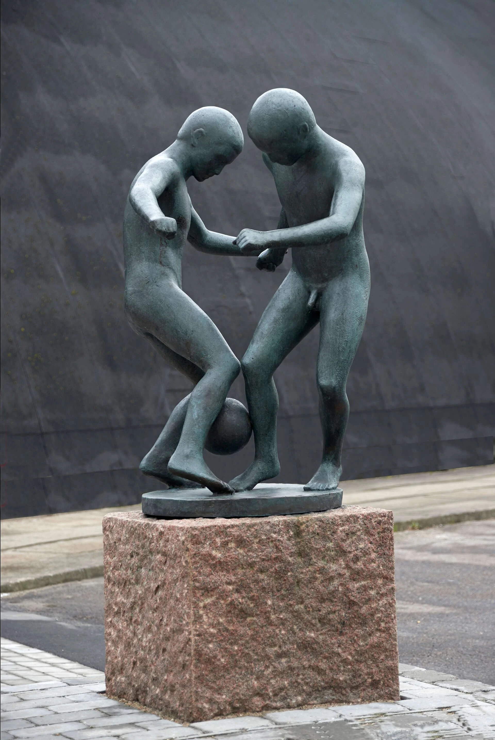 Fodboldspillere 1973 Kerteminde Idrætscenter bronze og granit foto Evan Frederiksen