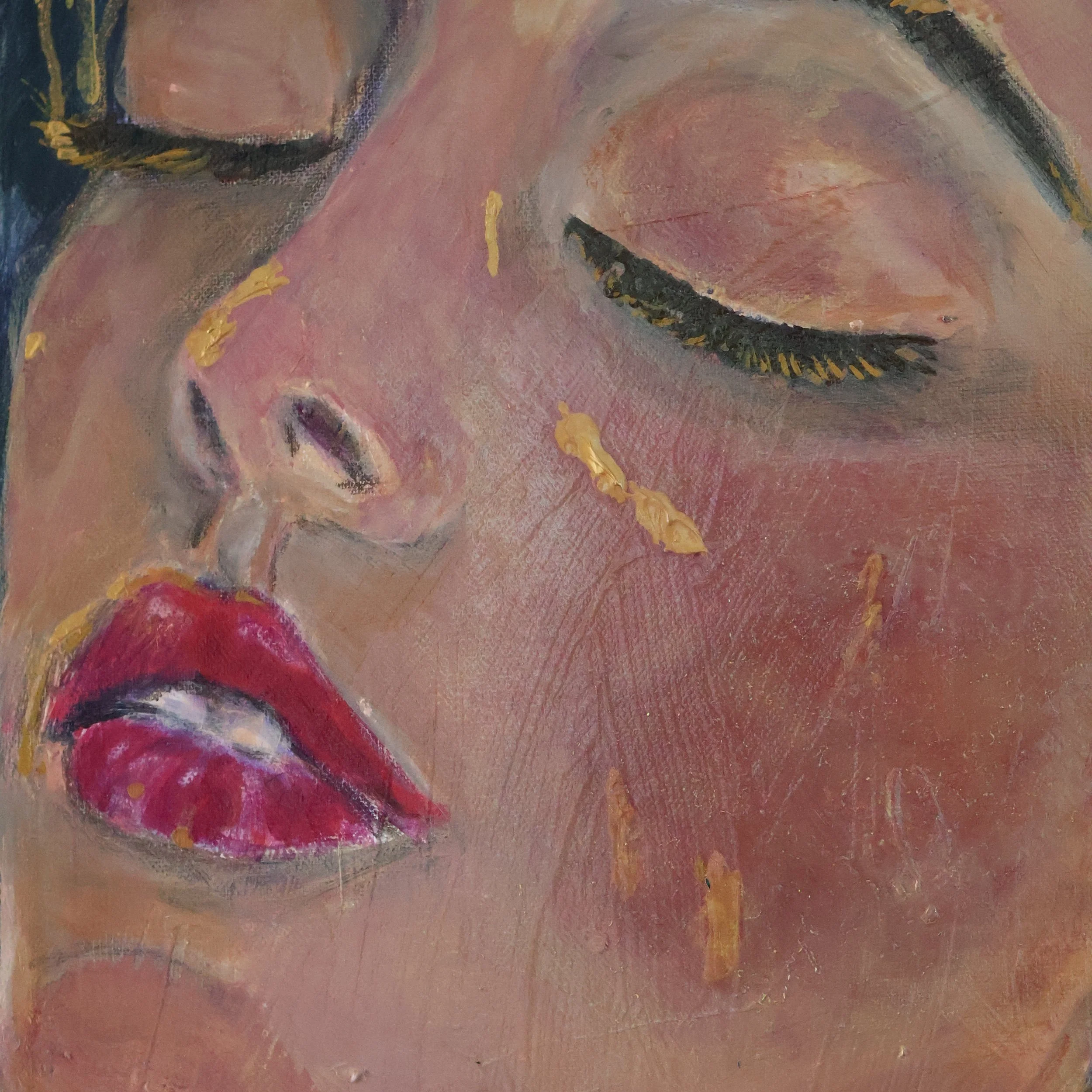 Ölgemälde eines Gesichts mit geschlossenen Augen, roten Lippen und goldenen Akzenten.