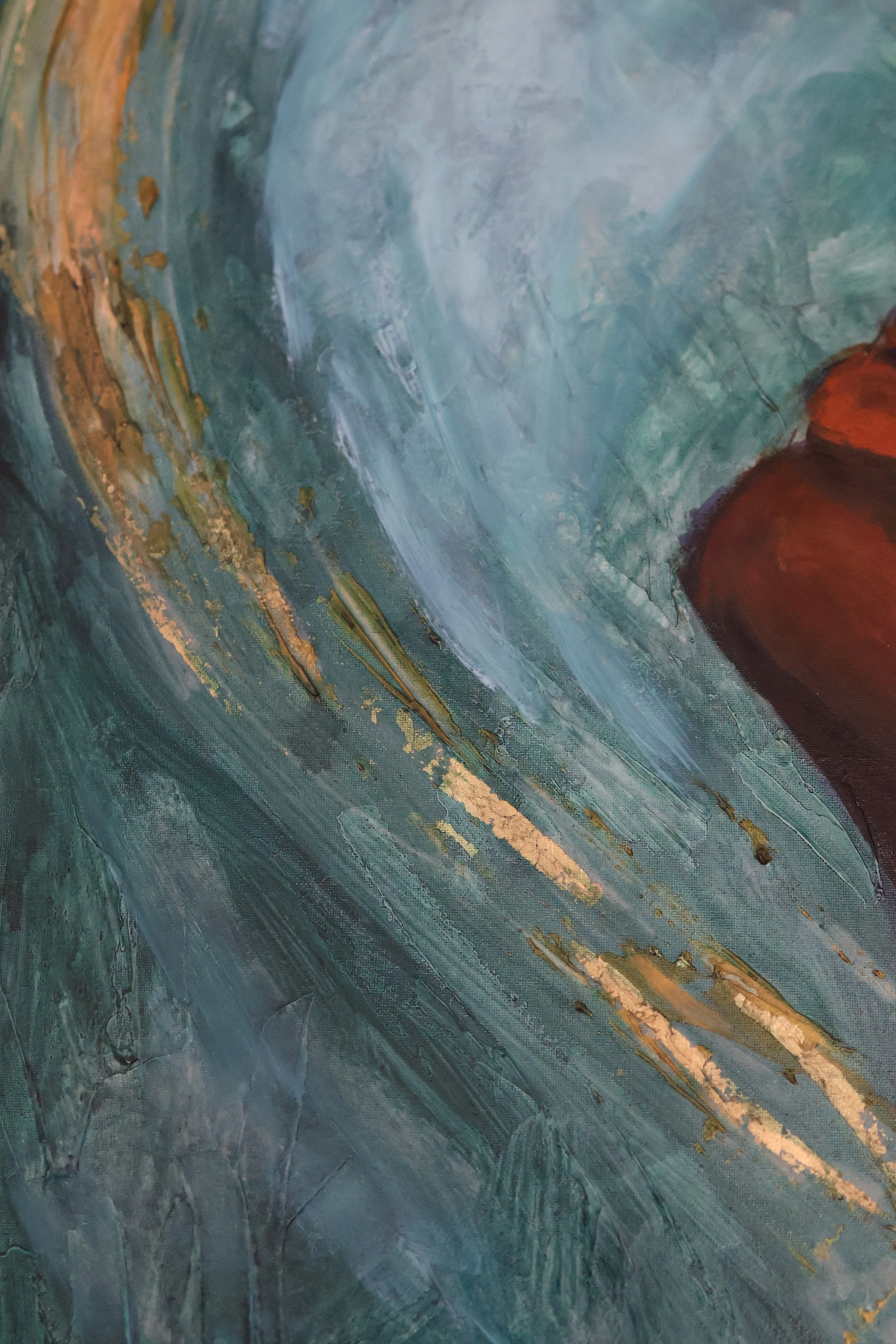 Detail aus einem Werk der Serie " Einverstanden". Ölmalerei mit überwiegend blauen und grünen Farbtönen, goldenen Akzenten und einer diagonalen orange-braunen Linie. Sonia Gonze, Nürnberg.