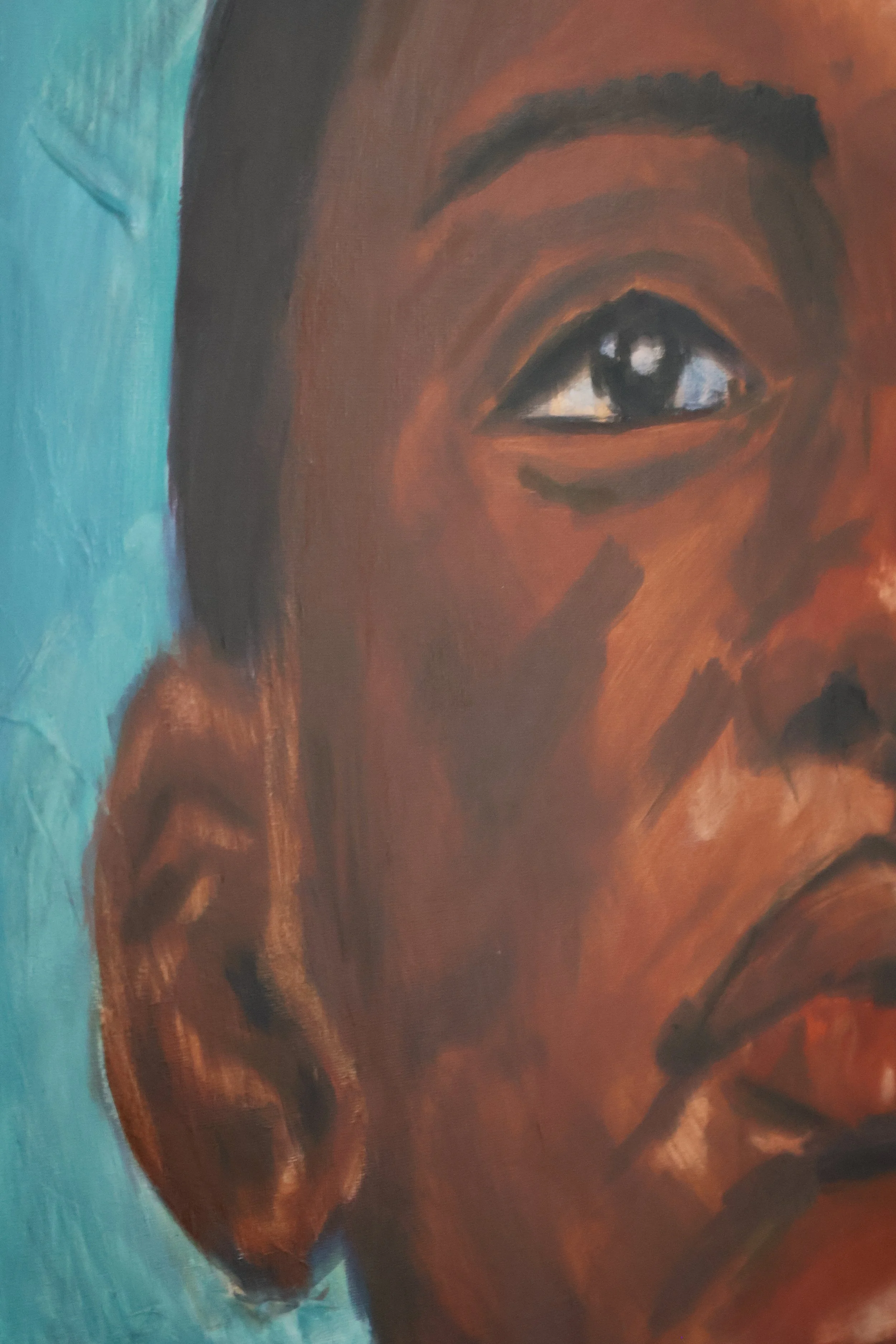 Detail aus einem Werk der Serie " Einverstanden". Ölmalerei eines Menschens, das auf bläulichem Hintergrund gemalt ist. Sonia Gonze, Nürnberg.