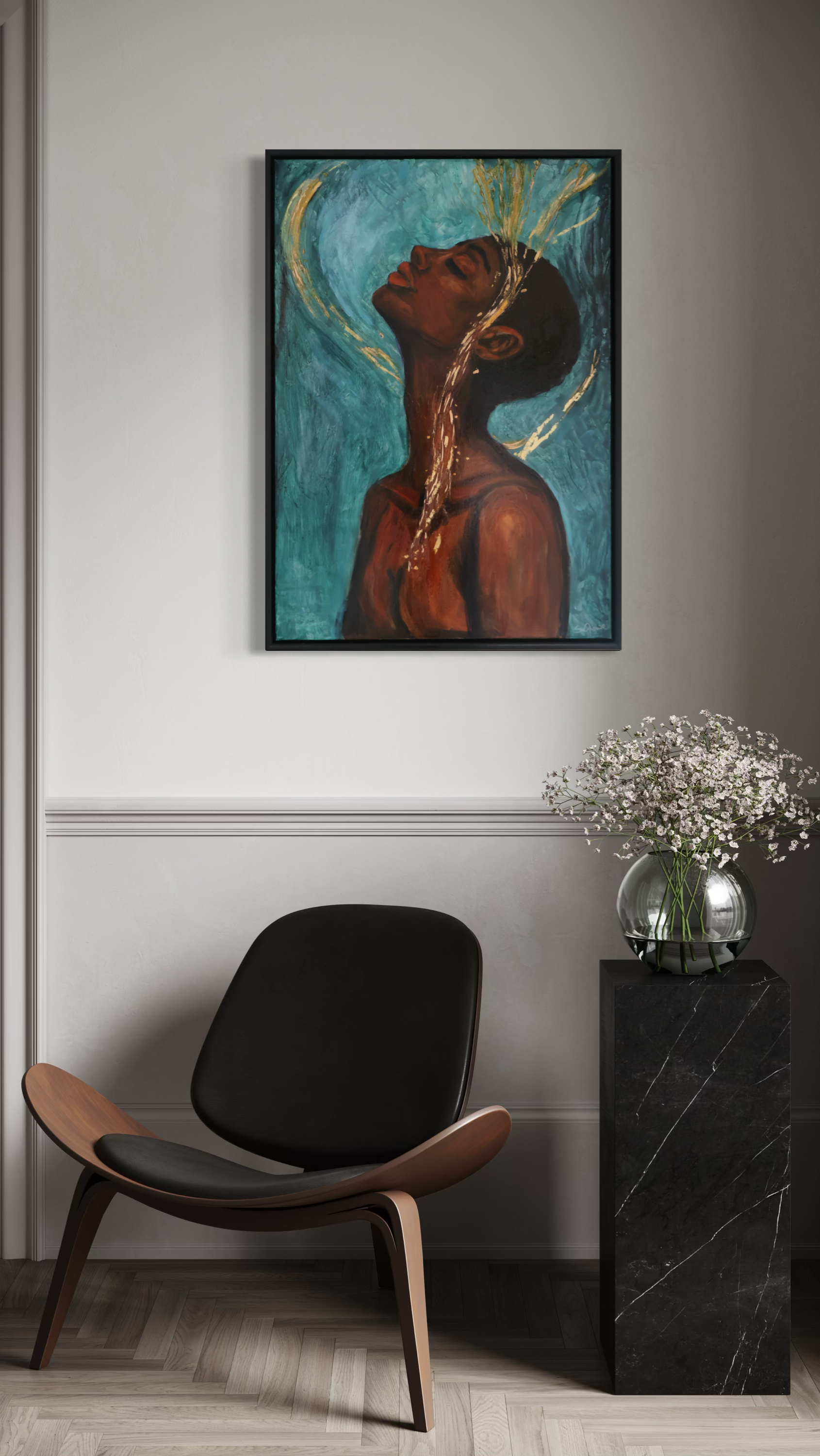 Ein moderner Raum mit Werk " Es fließt durch mich" der Serie " Einverstanden". Ölmalerei mit Gold. Darunter ein schwarzer Marmor-Tisch mit einer runden Glasvase voller kleine weiße Blumen, neben einem schwarzen Stuhl mit braunen Holzbeinen.
