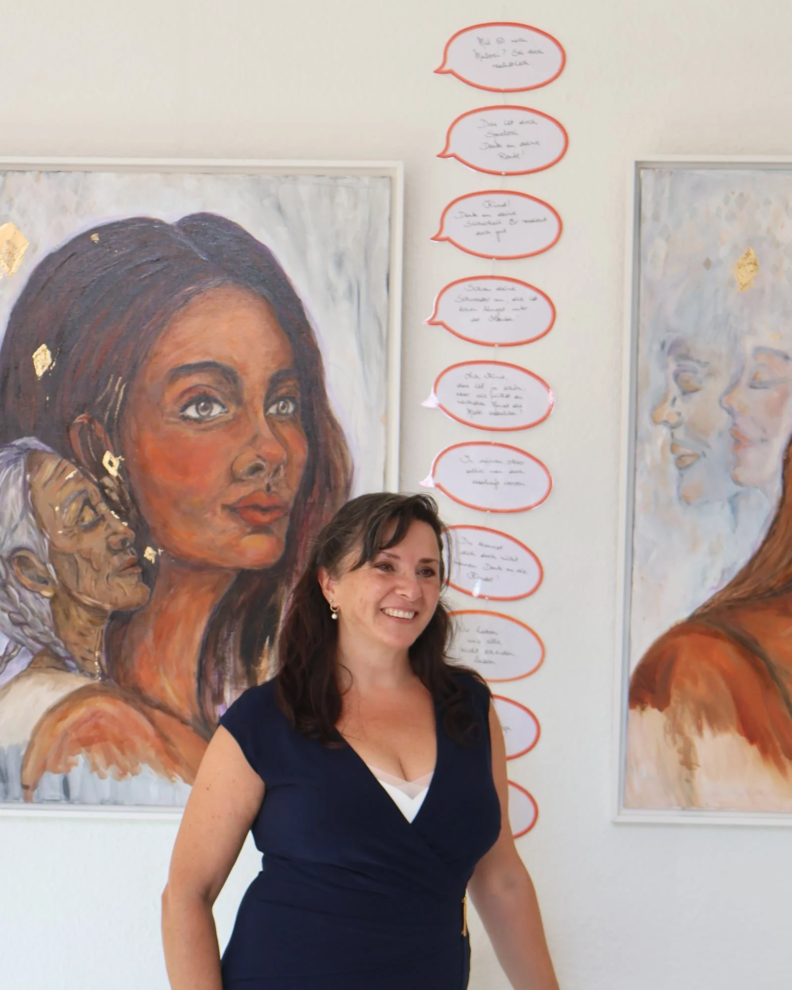 Malerin Sonia Gonze in ihrer Ausstellung „Stimmen“ in der Roten Galerie, vor einem ihrer Ölbilder mit Blattgold