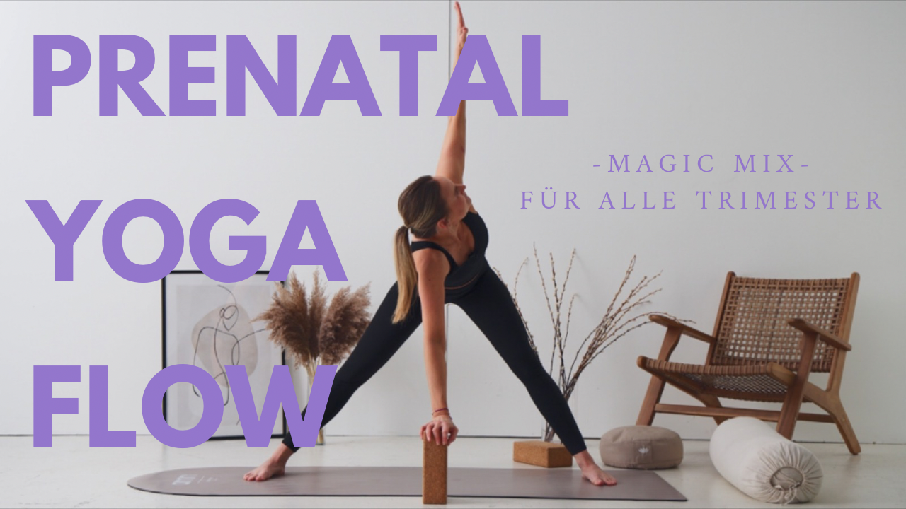 Frau beim Yoga im Wohnzimmer, macht eine seitliche Vorbeuge mit Block, im Hintergrund Sessel und Dekorationspflanzen, Text "Prenatal Yoga Flow" und "Magic Mix für alle Trimester".