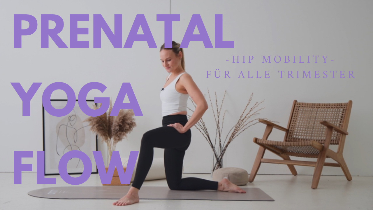 Eine Frau, die auf einer Yogamatte einen Kniebeuge im Yoga macht, mit einem hellen Hintergrund, einem Stuhl und Dekorationspflanzen im Raum. Über dem Bild steht in großen lila Buchstaben "PRENATAL YOGA FLOW" und rechts in kleinerer Schrift "HIP MOBILITY FÜR ALLE TRIMESTER".