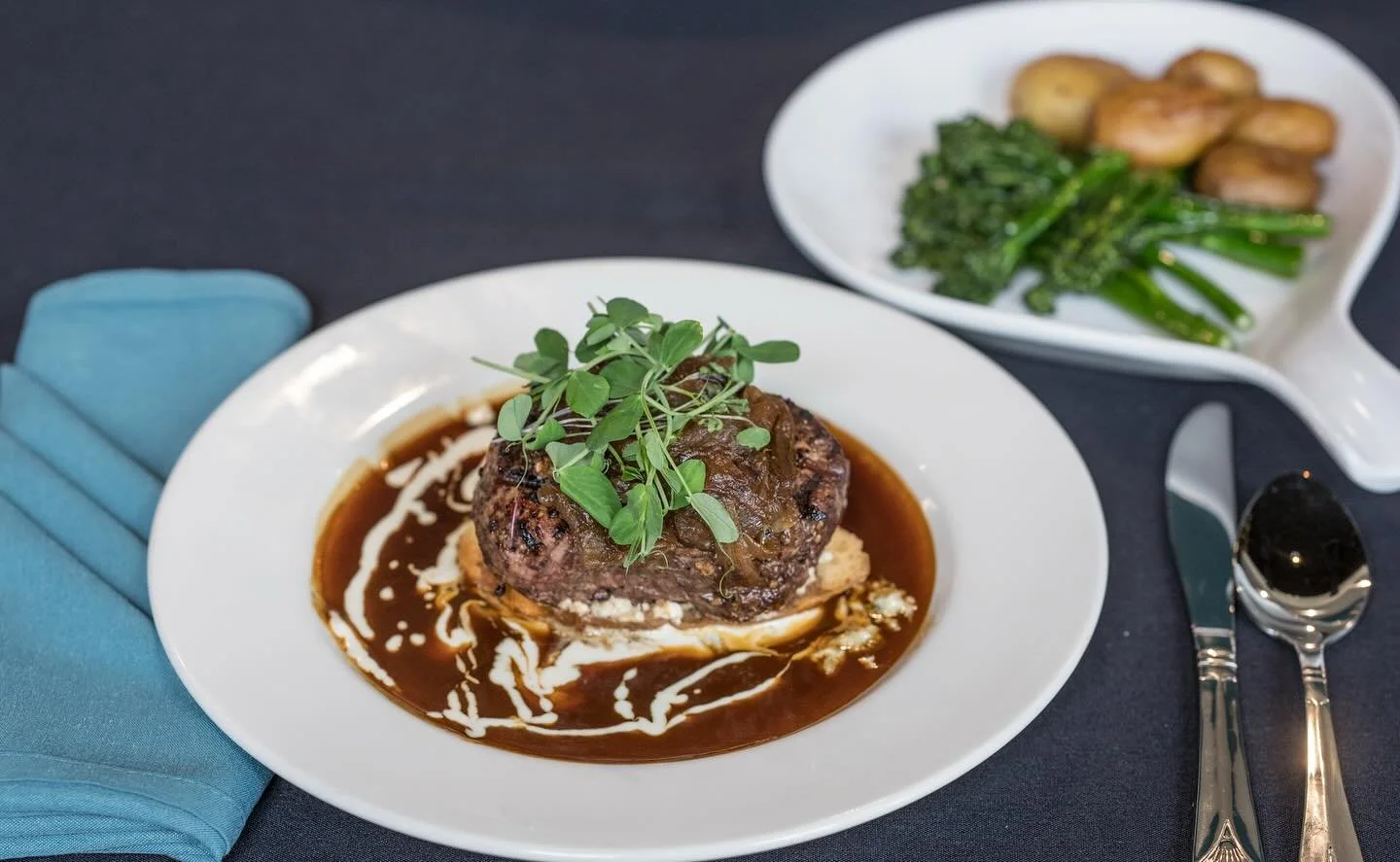 🔥 BEST SELLER ALERT 🔥
For 3 months straight our Classic Black &amp; Tan has been the #1 dish on the menu&hellip; and once you try it, you&rsquo;ll know why.

🥩 8oz filet mignon, grilled to perfection
🧅 Bourbon caramelized onions
🧀 Gorgonzola cro