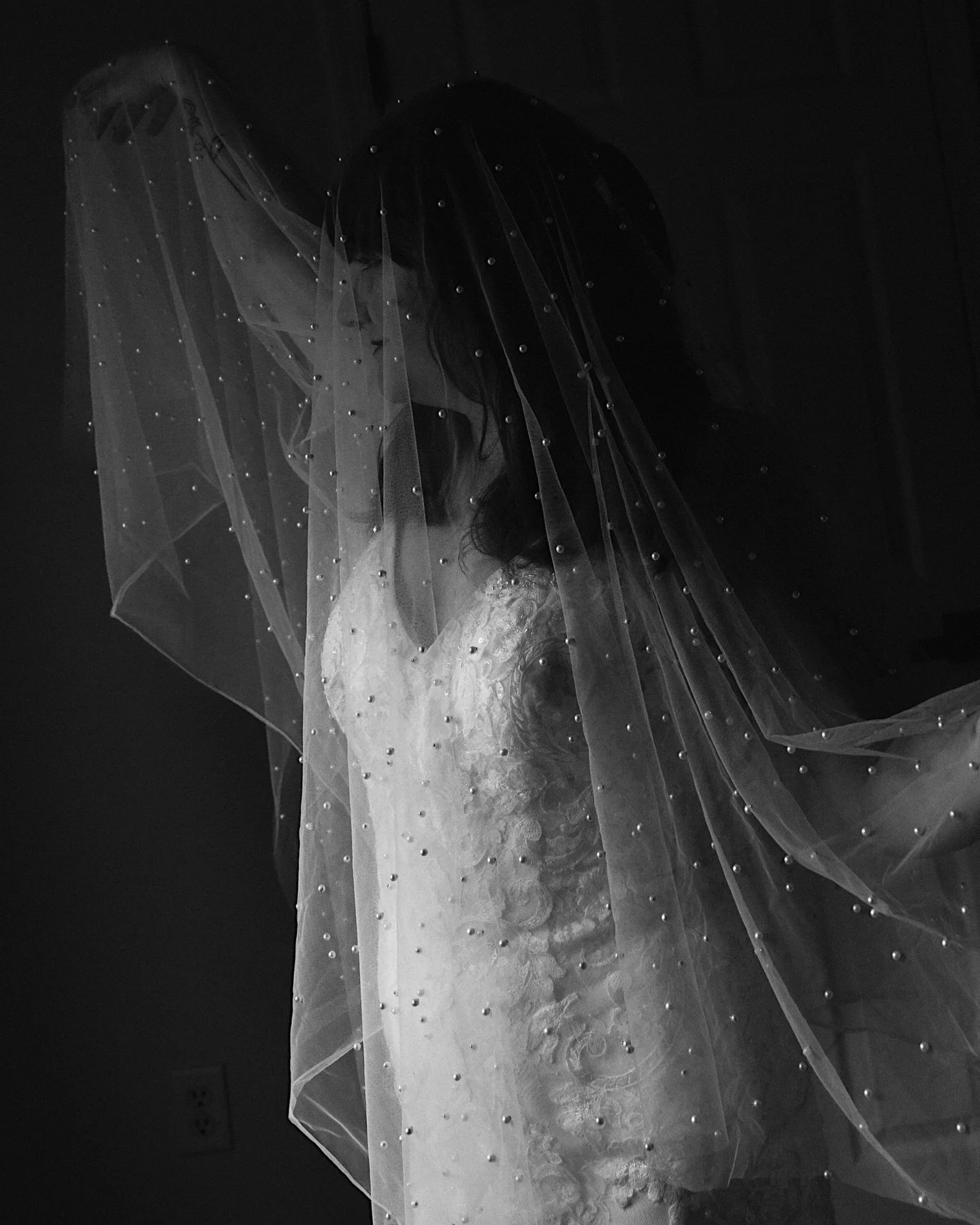 The vibes I crave in this lighting:📽️🎙️🍸

Throwback to potentially one of my favorite photos from this anniversary bridal session, and was a shoot that really had my creative juices FLOWING!

Tags 🏷️: Virginia bridals, Virginia weddings, Lifestyl