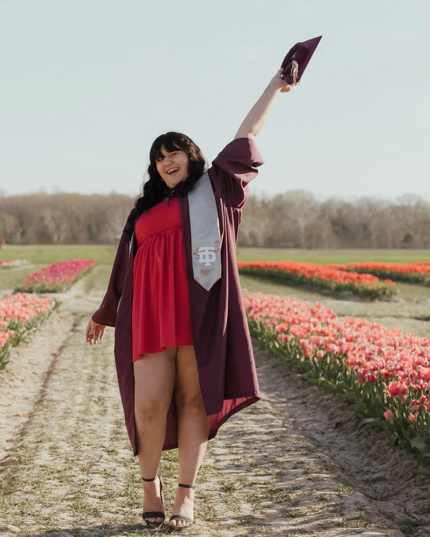 That &ldquo;I did it&rdquo; feeling in your senior year, surrounded by her parents and Mawmaw, celebrating her graduation from high school, and the beginning of a new chapter in college❤️🐝

Congratulations to this sweet girl!!! I had such a blast wi