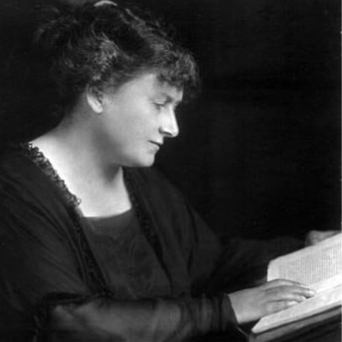 Maria Montessori leyendo un libro en blanco y negro