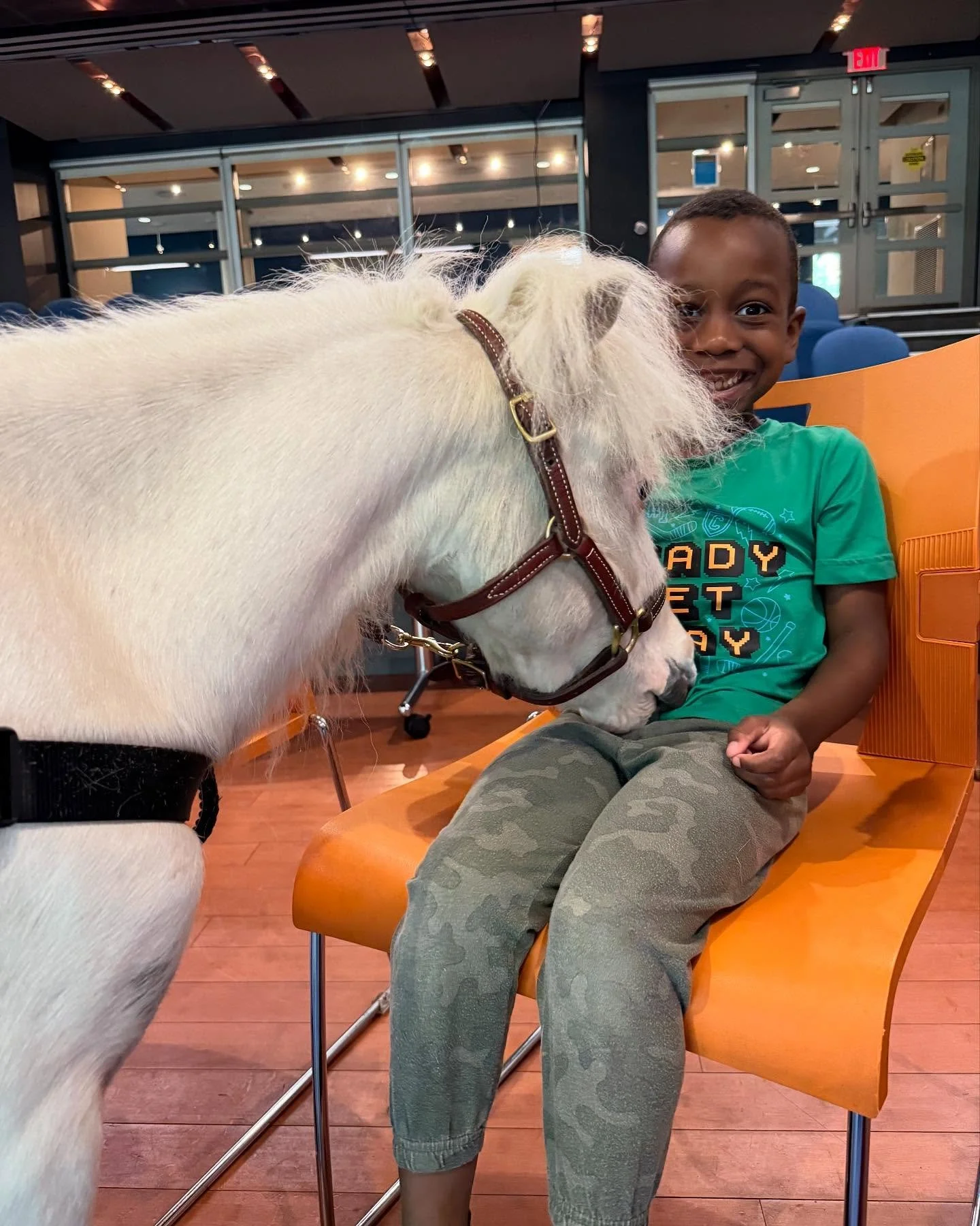 I picked the best seat in the house right next to my new best friend!  I brought my fluffiest nose and I was rewarded with the cutest giggles and a smiling face ! 
Nothing makes me happier than a smiling and laughing kid! 🥰
🩵Stash and @onehealthpa