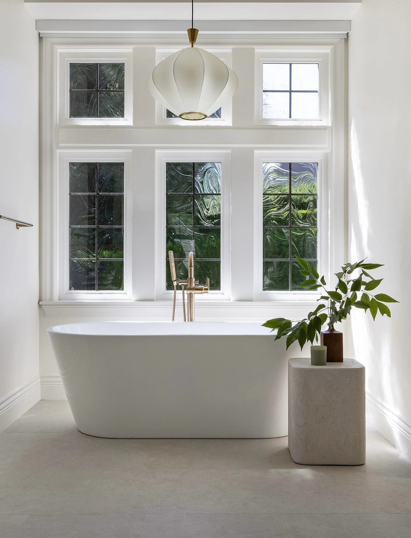 This primary ensuite embraces minimalist design, while the lantern-style light fixture (Arden by @troylighting) offers a subtle nod to wabi-sabi aesthetics. 

Interior designer: @centrestagedesign 
Photographer: @ana__zaha 
.
.
.
.
.
.
.
.
#langleyin