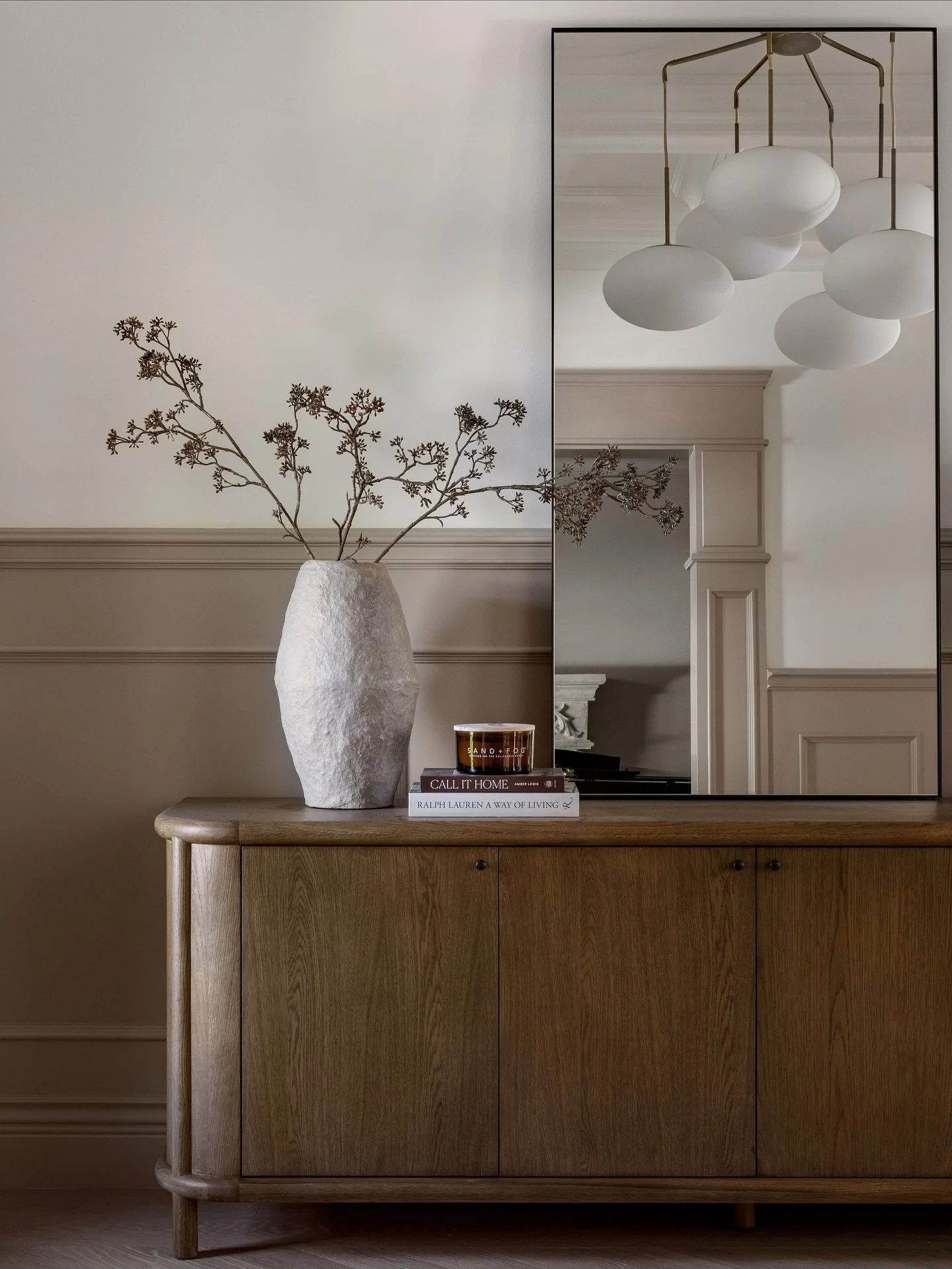 We had so much fun styling this entryway two different ways... same space, totally different vibes! Swipe through to see both looks and tell us which one you&rsquo;d choose for your own home.

Interior Designer: @centrestagedesign 
Photographer: @ana