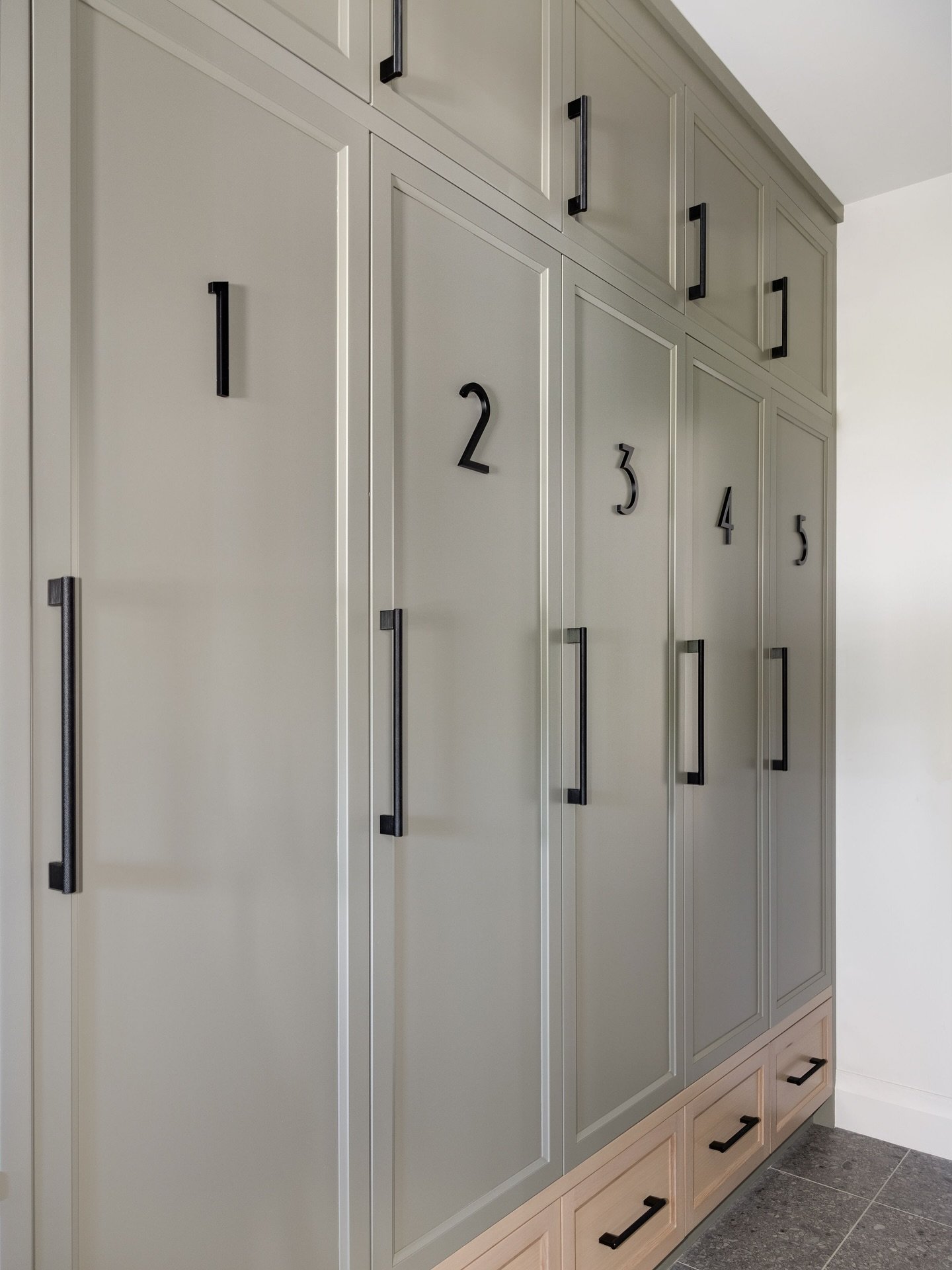 Who else dreams of this kind of mudroom organization? 🙋&zwj;♀️ This space in our Stonehaus project was designed to look beautiful 𝘢𝘯𝘥 work seamlessly for the reality of everyday family life - complete with numbered cabinets so everyone has their 