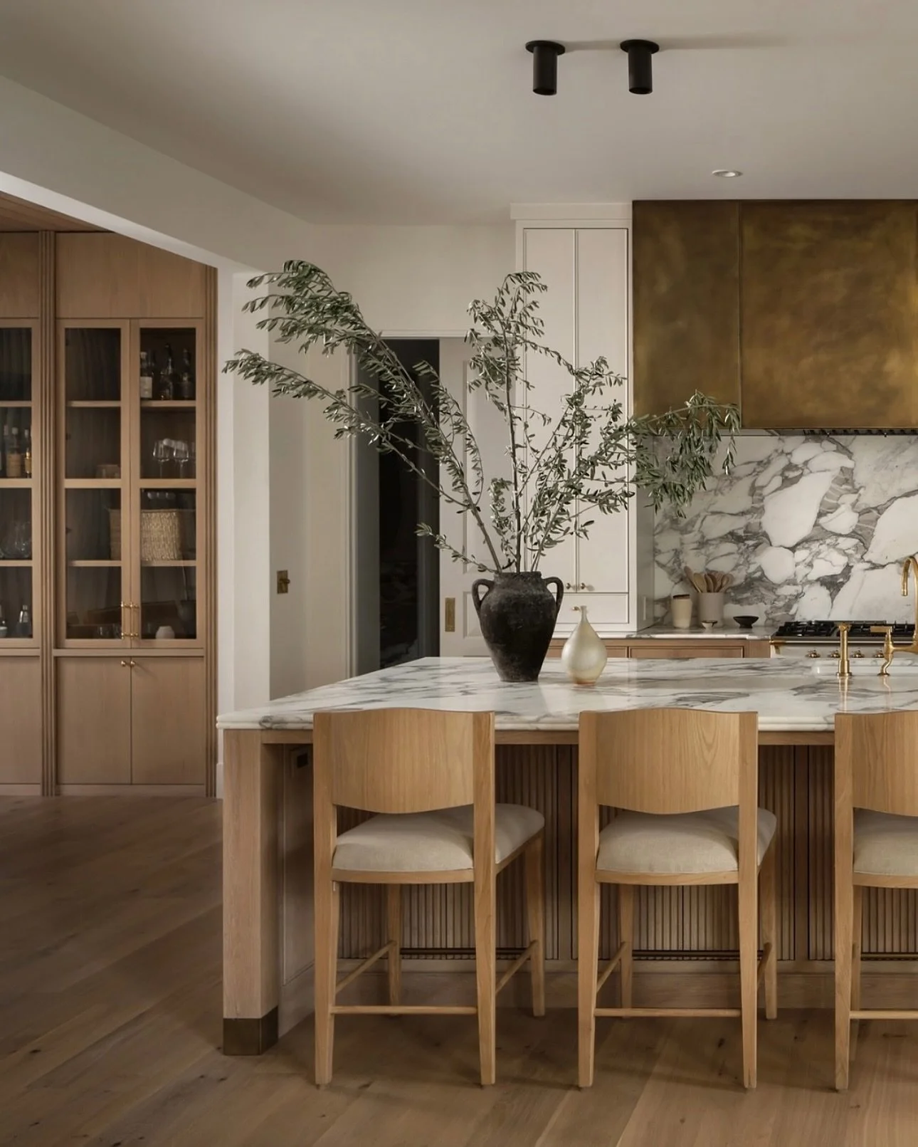 WHAT. A. STUNNER. Drawing major inspo from this recently completed project by @jennabartoninteriors. The double bull-nose countertop detail, the lighting choices, the craftsmanship in that dining hutch&hellip; definitely saving this one as we get rea